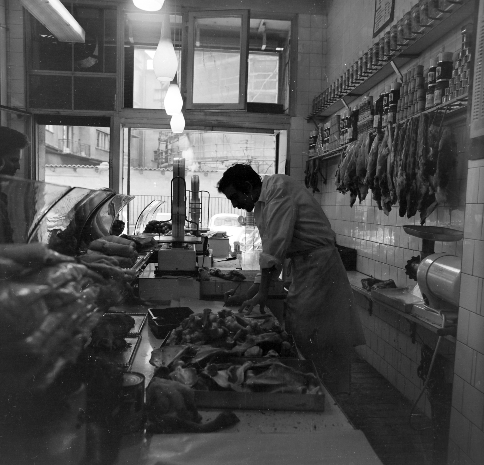 Hungary, Budapest V., Galamb utca 3., a hentesüzlet portálján át az ortodox székesegyház látszik., 1972, Péterffy István, butcher shop, meat grinder, Budapest, scale, Fortepan #170637