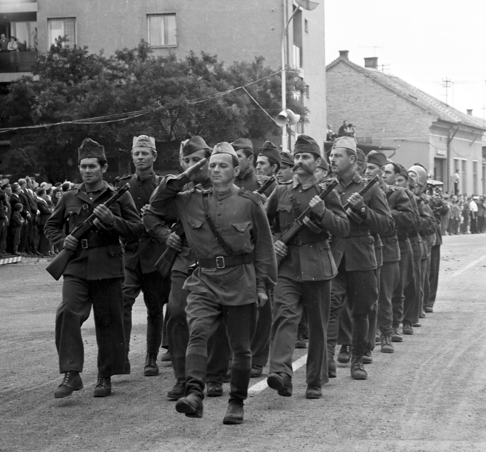 Hungary, Cegléd, Kossuth tér, országos Dózsa-ünnepség, katonai alakulat felvonulása Dózsa György születésének ötszázadik évfordulója alkalmából. Háttérben a a Kőrösi út melletti épületek láthatók., 1972, Péterffy István, march, machine gun, Fortepan #170654