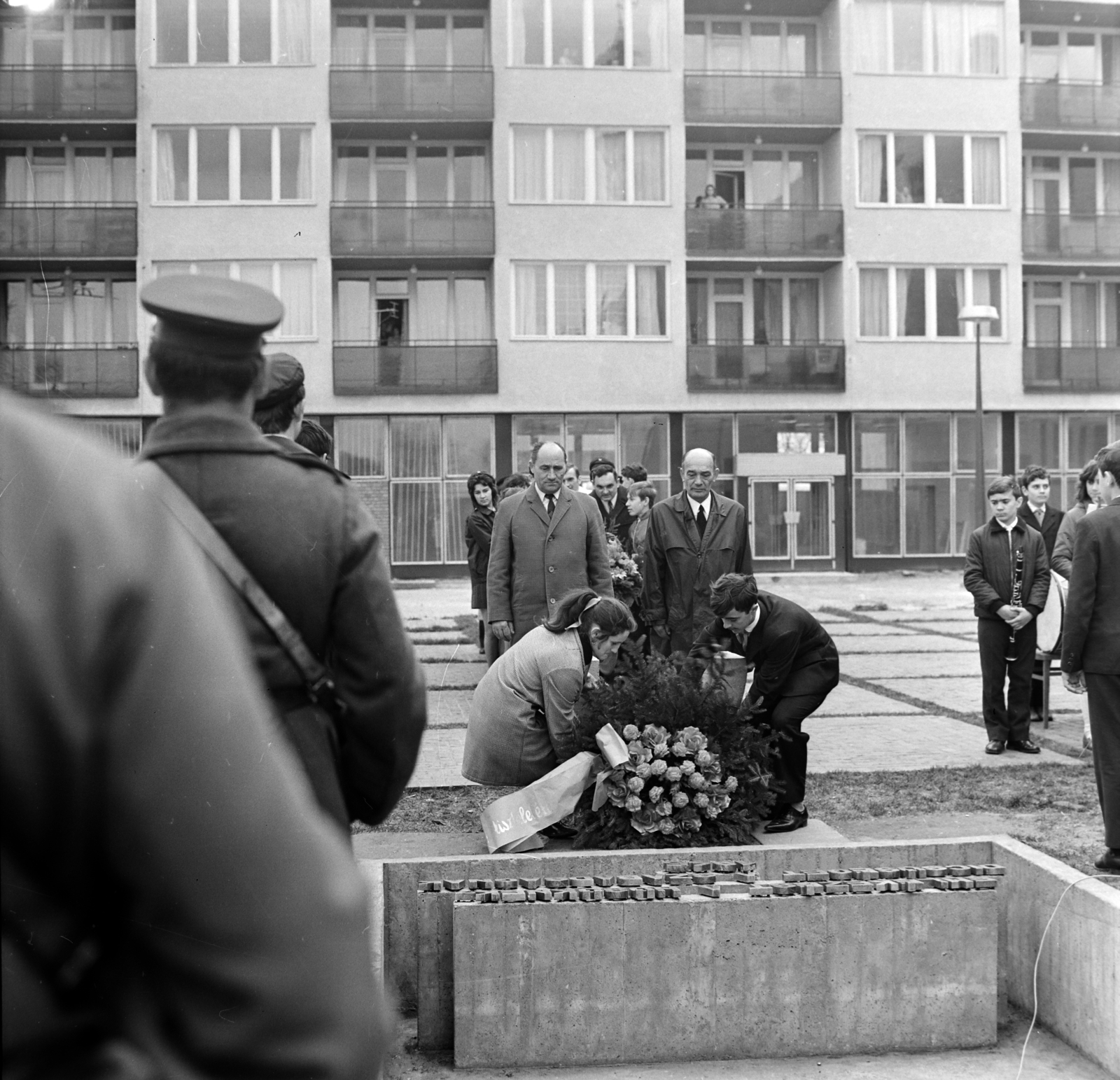 Hungary, Monor, a Kossuth Lajos utca 88. számú ház melletti tér, koszorúzás a felszabadulási emlékműnél., 1972, Péterffy István, wreathing, Fortepan #170662