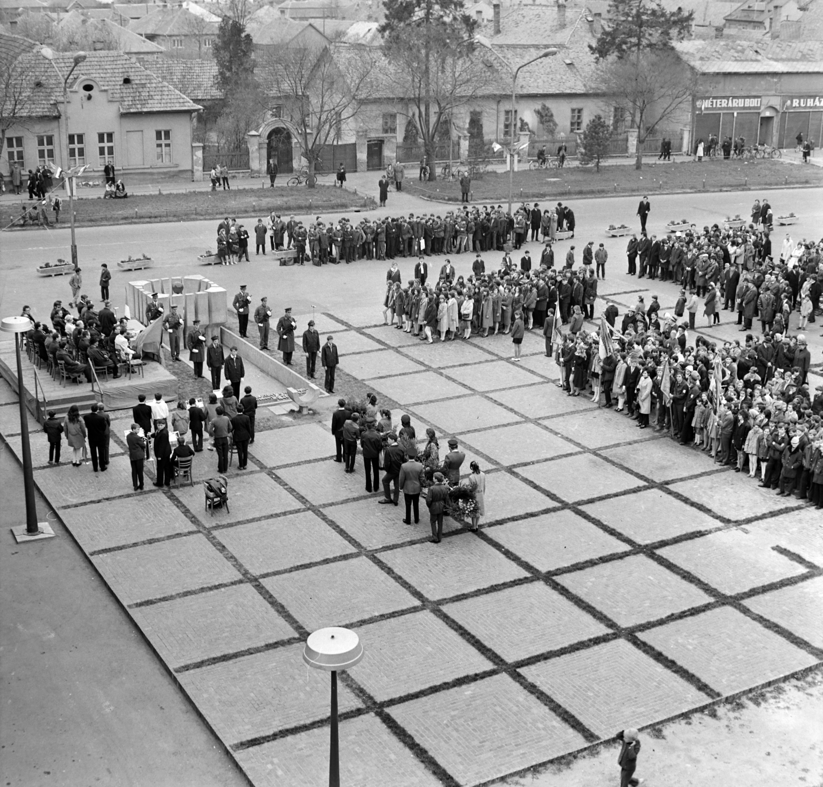 Magyarország, Monor, a Kossuth Lajos utca 88. számú ház melletti tér, ünnepség a felszabadulási emlékműnél., 1972, Péterffy István, Fortepan #170663