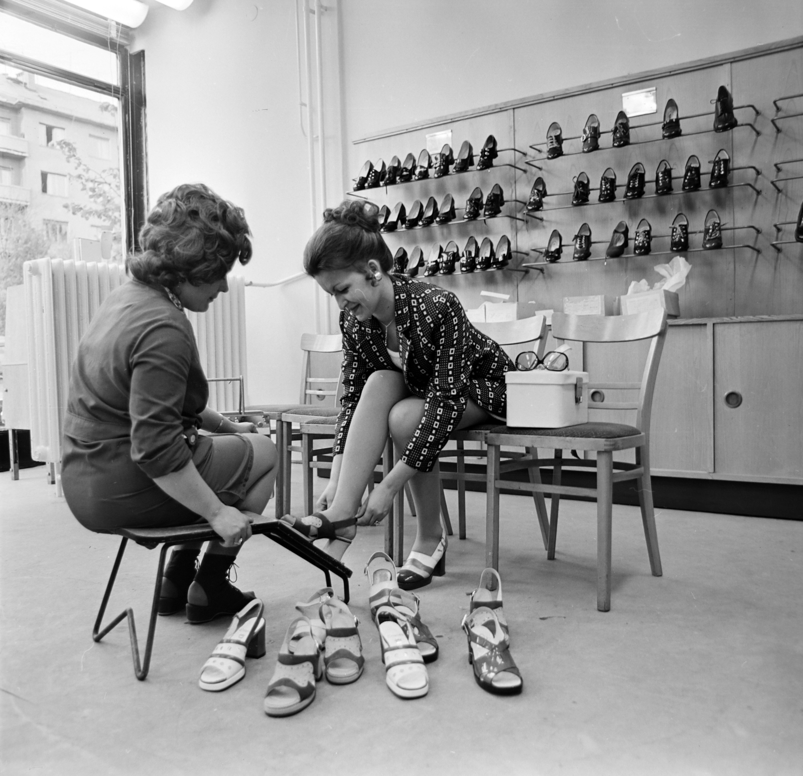 Magyarország, Budapest II., Szépvölgyi út 4/a., cipőbolt., 1972, Péterffy István, Budapest, szandál, Fortepan #170689