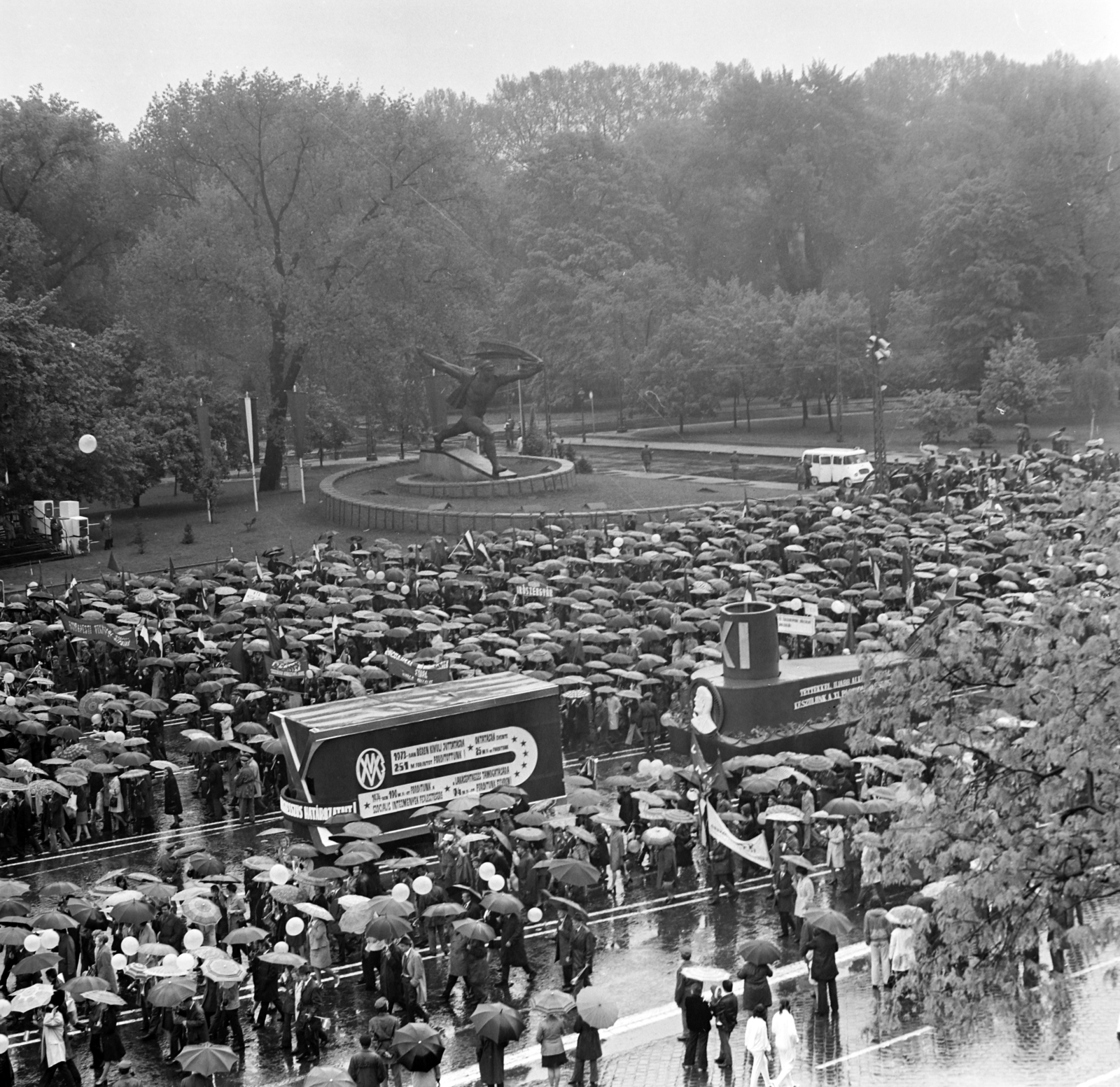 Hungary, Budapest XIV., Ötvenhatosok tere (Felvonulási tér), május 1-i felvonulás. Szemben a Tanácsköztársasági emlékmű., 1974, Péterffy István, 1st of May parade, Budapest, Fortepan #170699