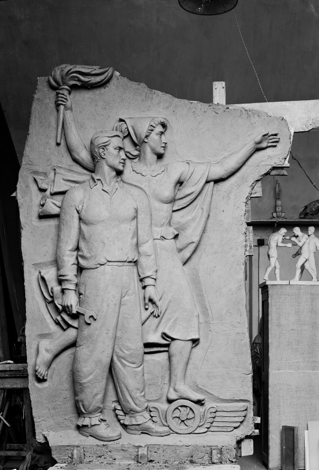 Hungary, Budapest VIII., Százados úti Művésztelep, Búza Barna szobrászművész műterme. A dombormű a hatvani vasútállomás pénztártermének díszítésére készült., 1953, UVATERV, sculpture, relief, socialist realism, Budapest, Fortepan #1707