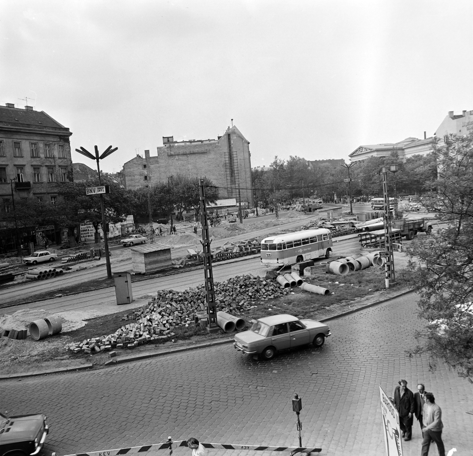 Hungary, Budapest V.,Budapest VIII.,Budapest IX., Kálvin tér a Múzeum körút felé nézve., 1974, Péterffy István, construction, Ikarus-brand, Wartburg-brand, building, concrete pipe, bus, Budapest, Volán organisation, Fortepan #170716