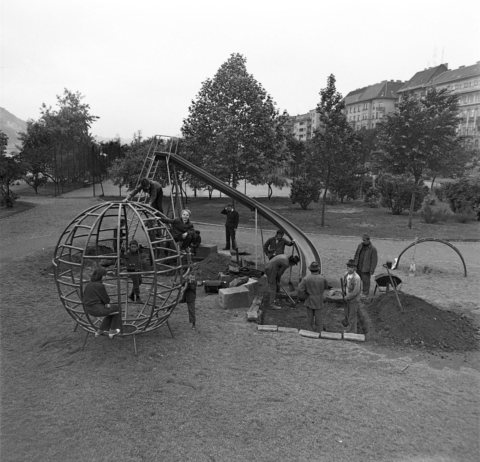 Hungary, Budapest IX., játszótér a mai Nehru parton, háttérben a Közraktár utca házsora., 1974, Péterffy István, monkey bar, playground slide, shovel, wheelbarrow, Budapest, Fortepan #170719