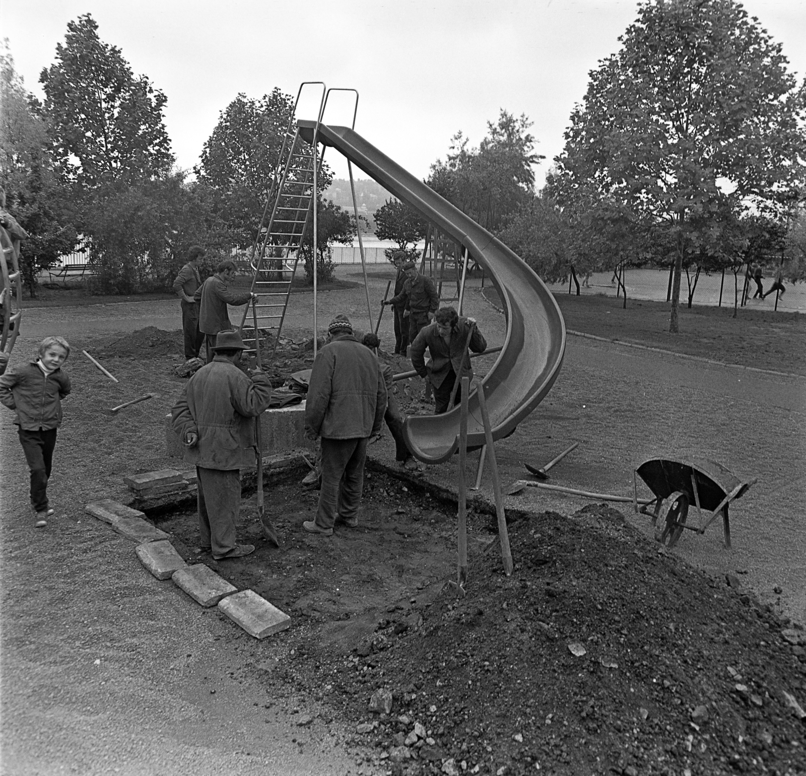 Magyarország, Budapest IX., játszótér a mai Nehru parton., 1974, Péterffy István, csúszda, lapát, talicska, Budapest, Fortepan #170720