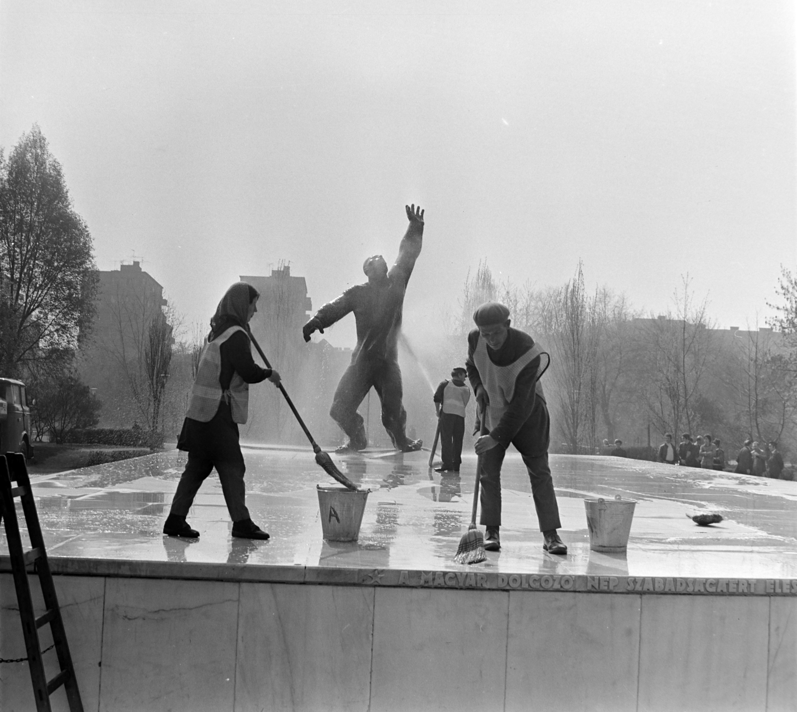 Hungary, Budapest VIII., II. János Pál pápa (Köztársaság) tér, Az ellenforradalom mártírjainak emlékműve (id. Kalló Viktor, 1960.)., 1974, Péterffy István, ladder, bucket, broom, cleaning, Budapest, reflective vest, Fortepan #170721