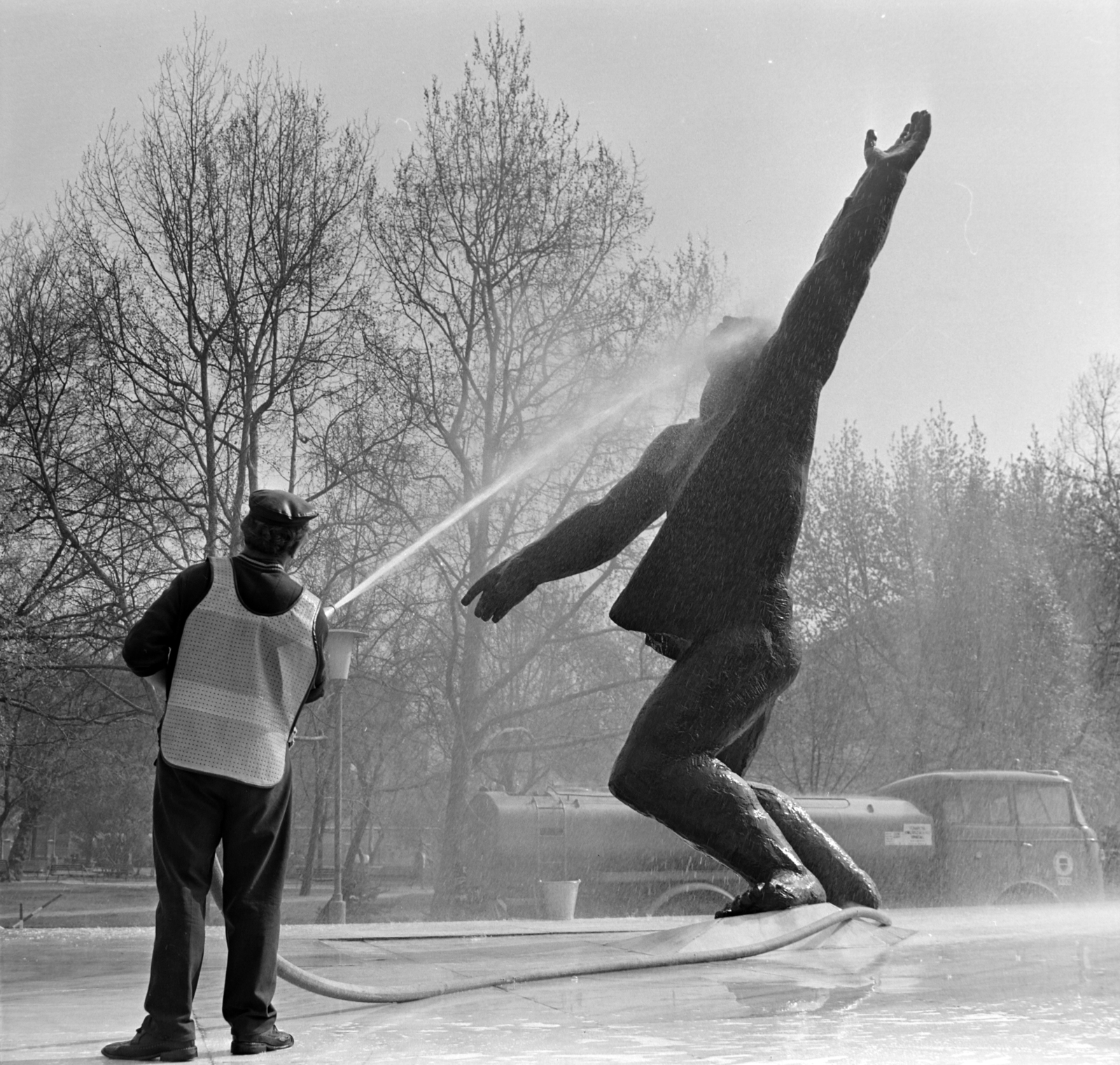 Hungary, Budapest VIII., II. János Pál pápa (Köztársaság) tér, Az ellenforradalom mártírjainak emlékműve (id. Kalló Viktor, 1960.)., 1974, Péterffy István, hose, Budapest, reflective vest, Fortepan #170723