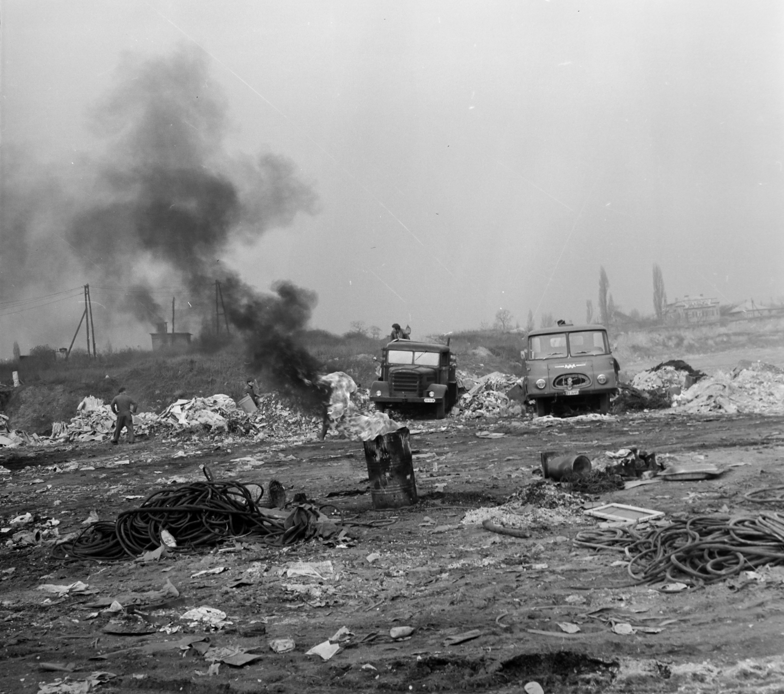 Hungary, Budapest XVIII., Thököly út - Nefelejcs utca - Haladás utca közötti terület, a Lőrinci Téglagyár agyagbányájának feltöltése. Háttérben jobbra a Thököly utca 14. számú ház látszik., 1974, Péterffy István, Budapest, pollution, trash, Robur-brand, Fortepan #170728