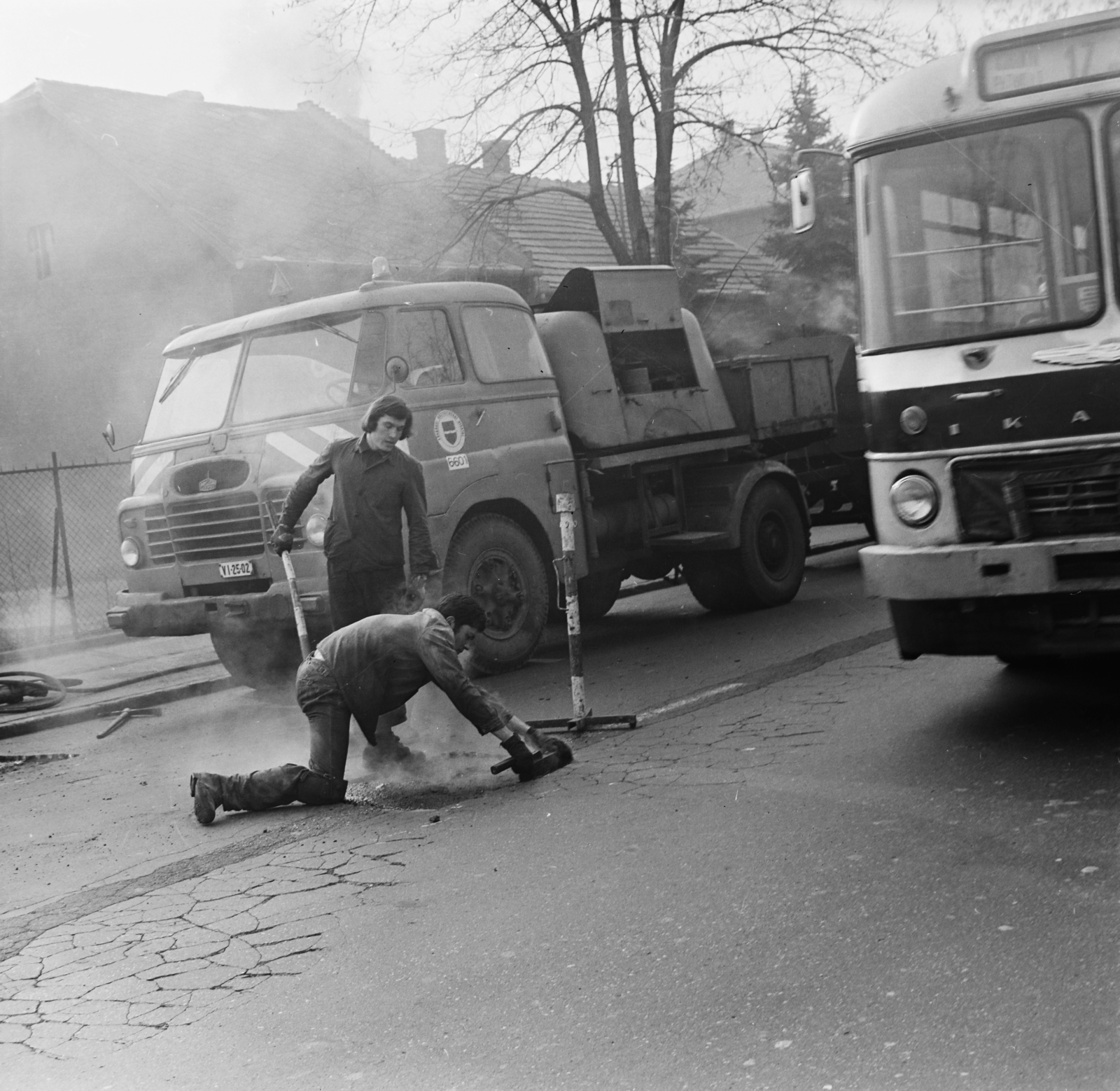 Magyarország, Budapest XVIII., a Ráday Gedeon (Steinmetz kapitány) utca Gárdonyi Géza utca - Jókai Mór utca közötti szakasza., 1974, Péterffy István, aszfaltozás, Csepel D-705, Budapest, Fortepan #170730