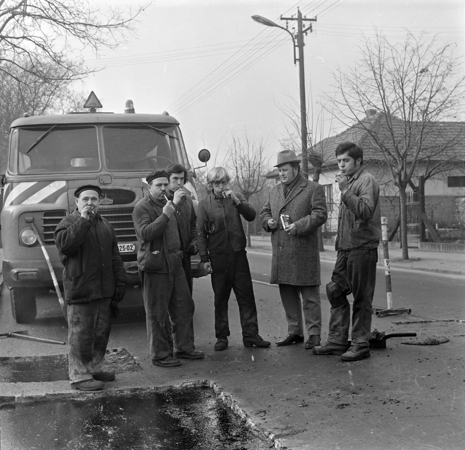 Hungary, Budapest XVIII., a Ráday Gedeon (Steinmetz kapitány) utca Gárdonyi Géza utca - Jókai Mór utca közötti szakasza. Munkavédelmi ellenőrzés, szondáztatás., 1974, Péterffy István, paving, beret, Budapest, breathalyzer, working clothes, commercial vehicle, Csepel-brand, street repair, Fortepan #170734