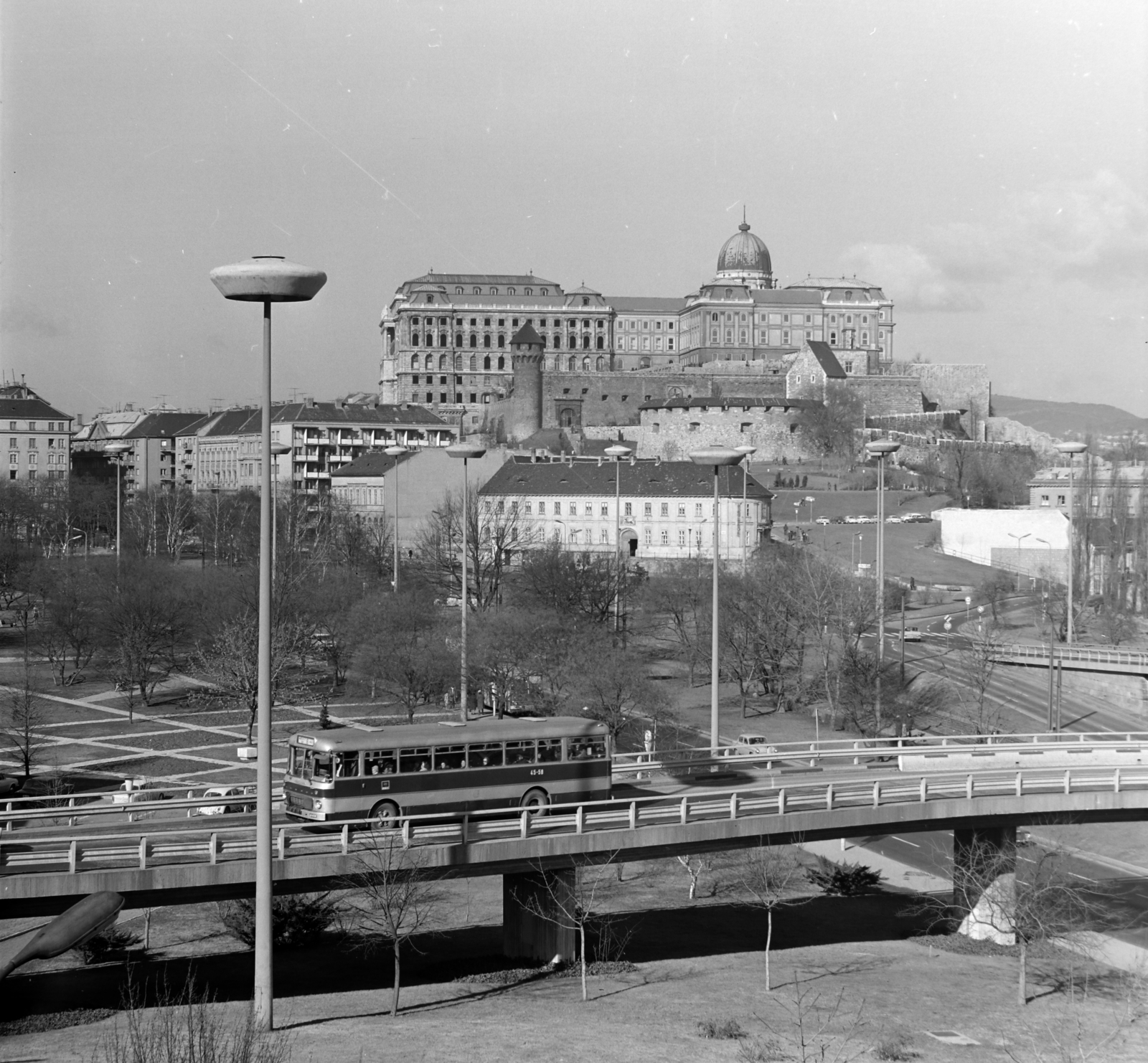 Magyarország, Budapest I., kilátás a Gellérthegyről a Döbrentei tér és a Budavári Palota (korábban Királyi Palota) felé., 1974, Péterffy István, Budapest, Fortepan #170738