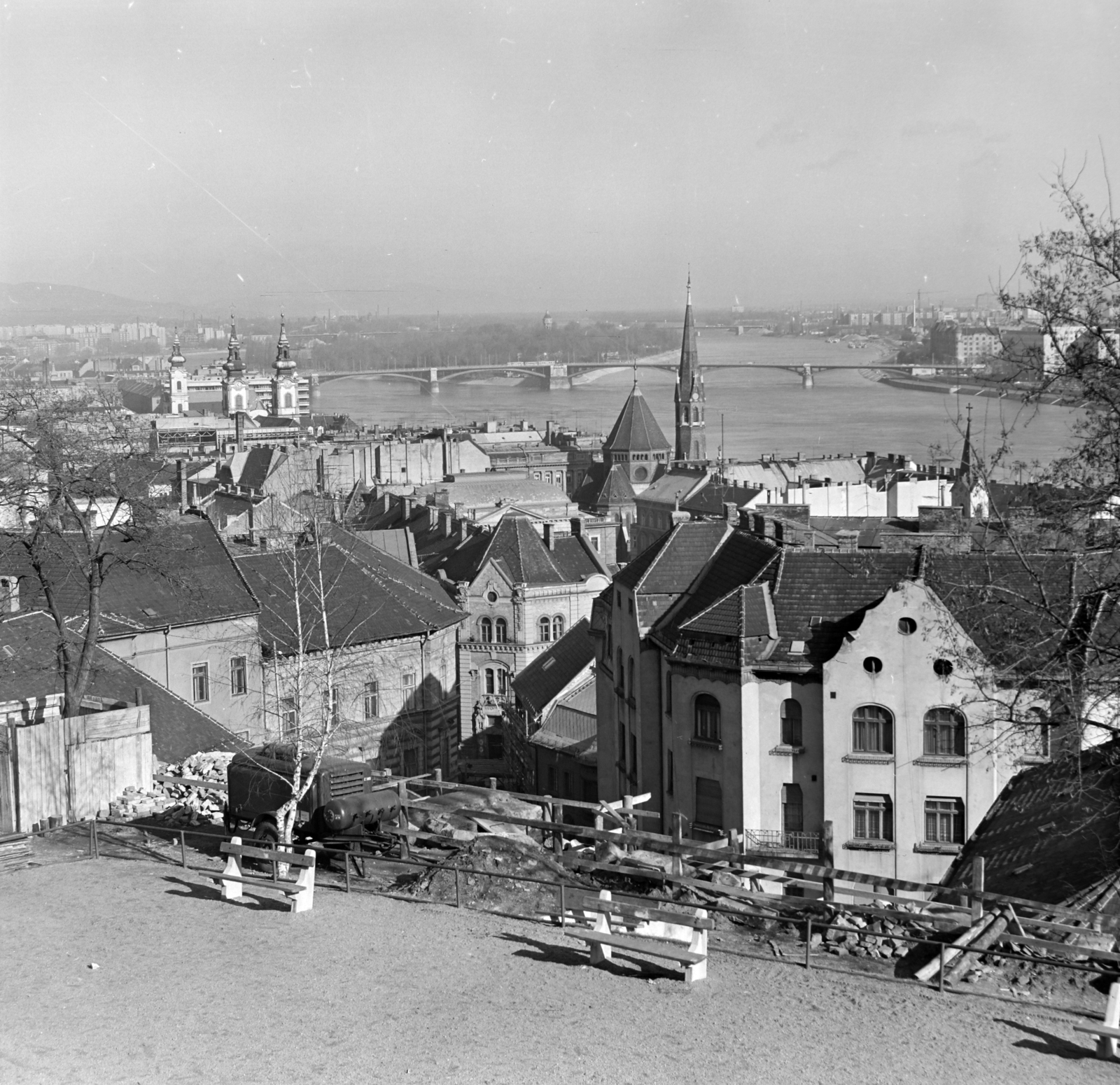 Hungary, Budapest I., látkép a vároldalból a Margitsziget felé, előtérben a Hunyadi János út - Szalag utca sarok., 1974, Péterffy István, Budapest, Fortepan #170739