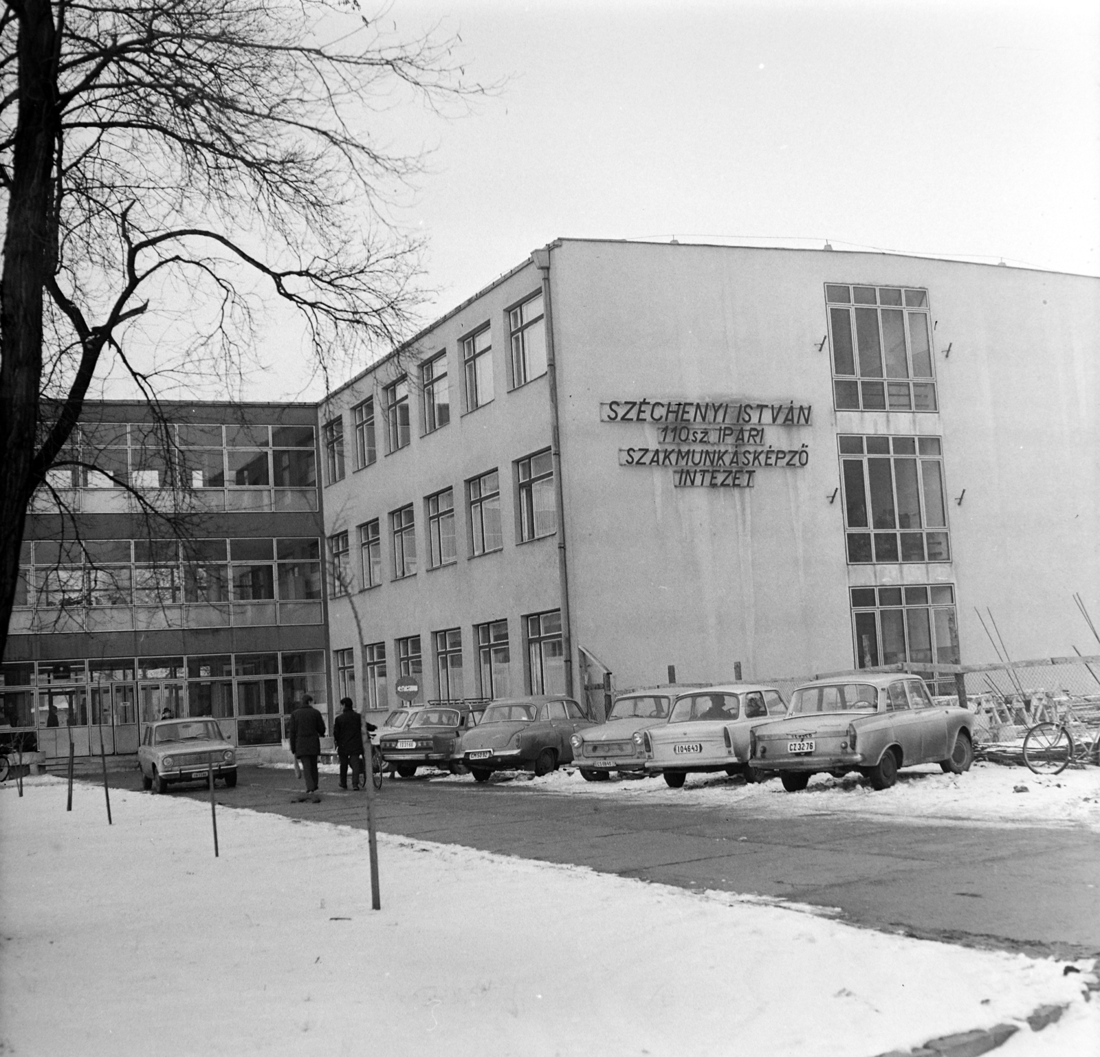 Hungary, Nyíregyháza, Árok utca, 110. számú Széchenyi István Ipari Szakmunkásképző Intézet (később a Nyíregyházi Szakképzési Centrum Inczédy György Szakgimnáziuma, Szakközépiskolája és Kollégiuma)., 1974, Péterffy István, Trabant-brand, Lada-brand, number plate, Fortepan #170748