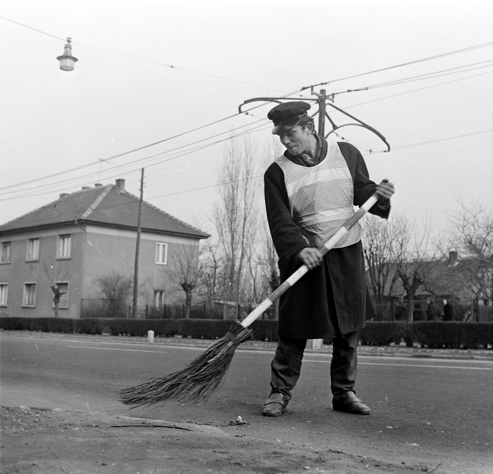 Magyarország, Budapest XVIII., Üllői út (Vörös Hadsereg útja), a Városház utca és a Vasvári Pál utca között., 1975, Péterffy István, Budapest, utcaseprő, Fortepan #170767