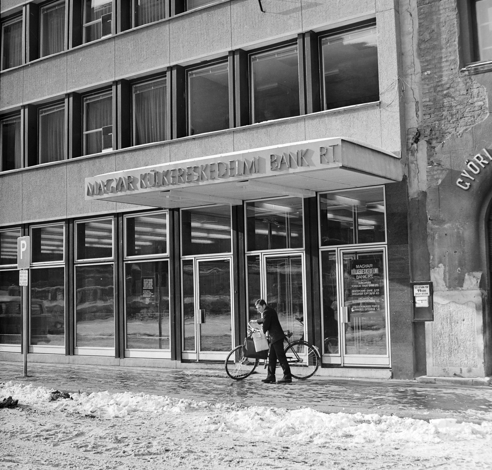 Hungary, Budapest V., Szent István tér 11., a Magyar Külkereskedelmi Bank székháza, jobbra a Hercegprímás (Alpári Gyula) utca 10-es számú ház látszik., 1973, Péterffy István, Budapest, Fortepan #170779