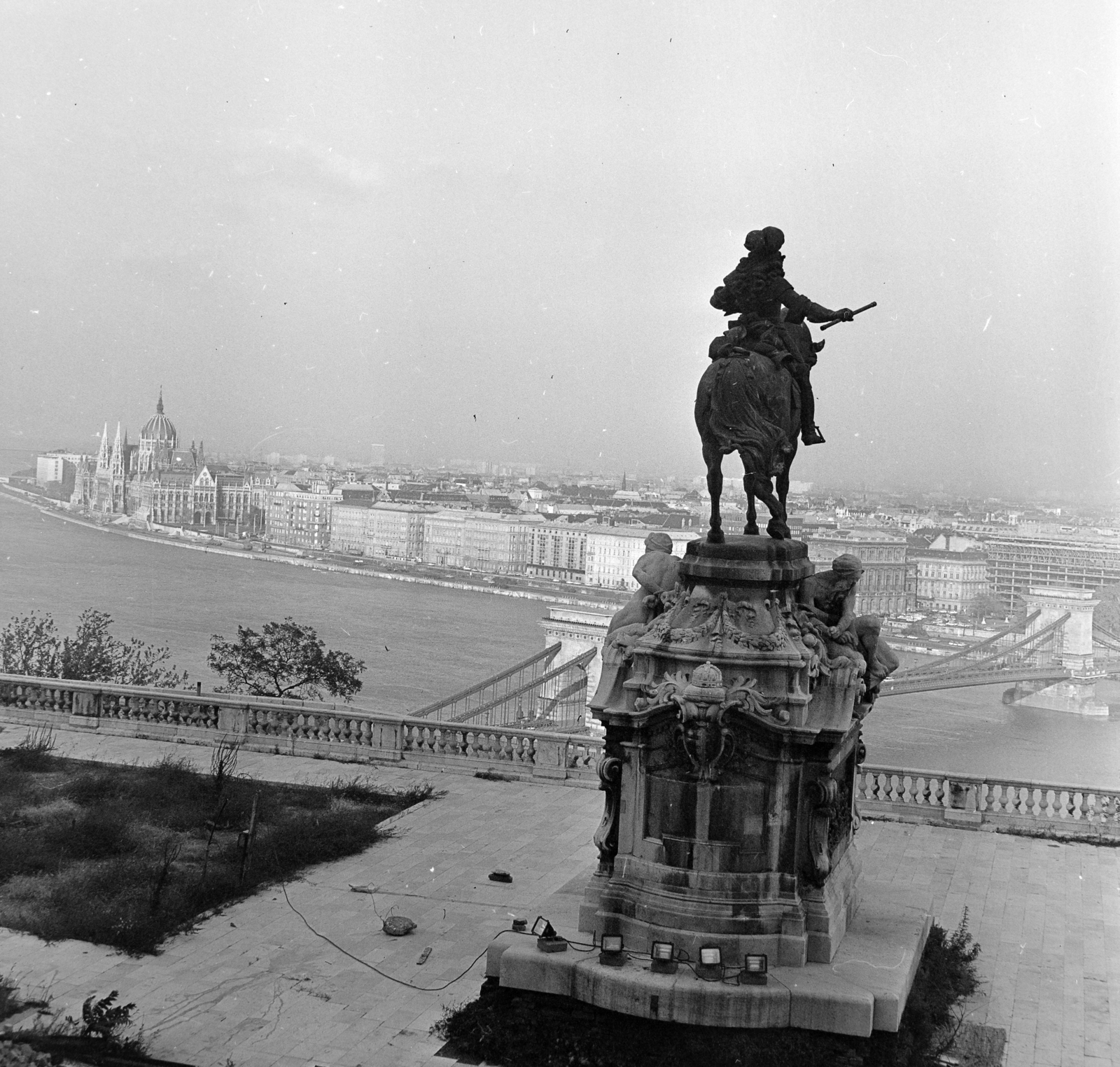 Magyarország, budai Vár, Budapest I., kilátás a Budavári Palotából (korábban Királyi Palota) a Parlament és a Széchenyi Lánchíd felé, előtérben Savoyai Jenő lovasszobra (Róna József, 1899.)., 1975, Péterffy István, Budapest, Savoyai Jenő-ábrázolás, Fortepan #170783