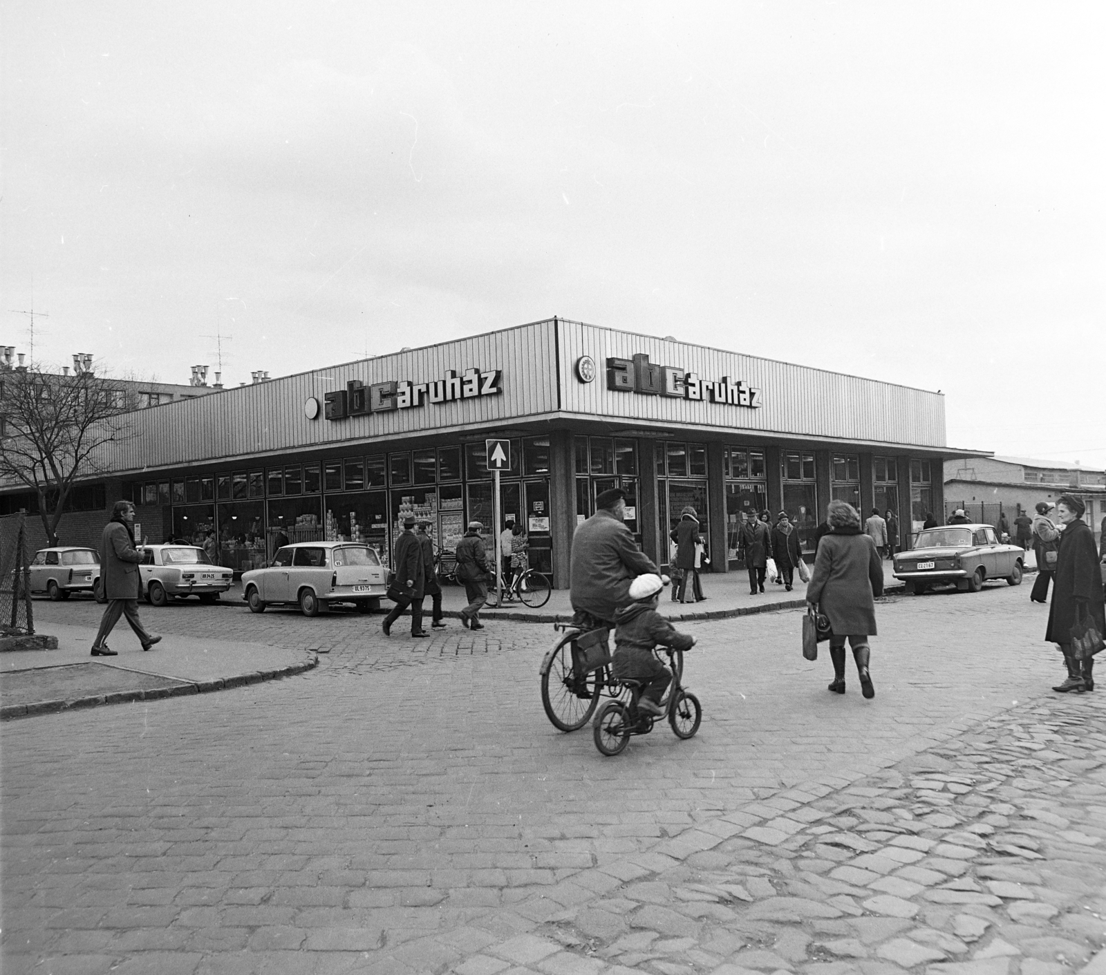 Magyarország, Budapest XXI., Deák tér, ABC áruház., 1975, Péterffy István, piac, Budapest, kerékpár, Fortepan #170785