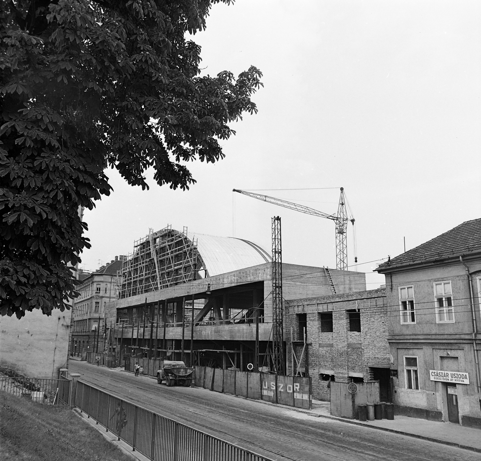 Hungary, Budapest II., Frankel Leó út, szemben a Komjádi uszoda építése, jobbra a Császár uszoda., 1975, Péterffy István, construction, rails, tower crane, Budapest, Fortepan #170793