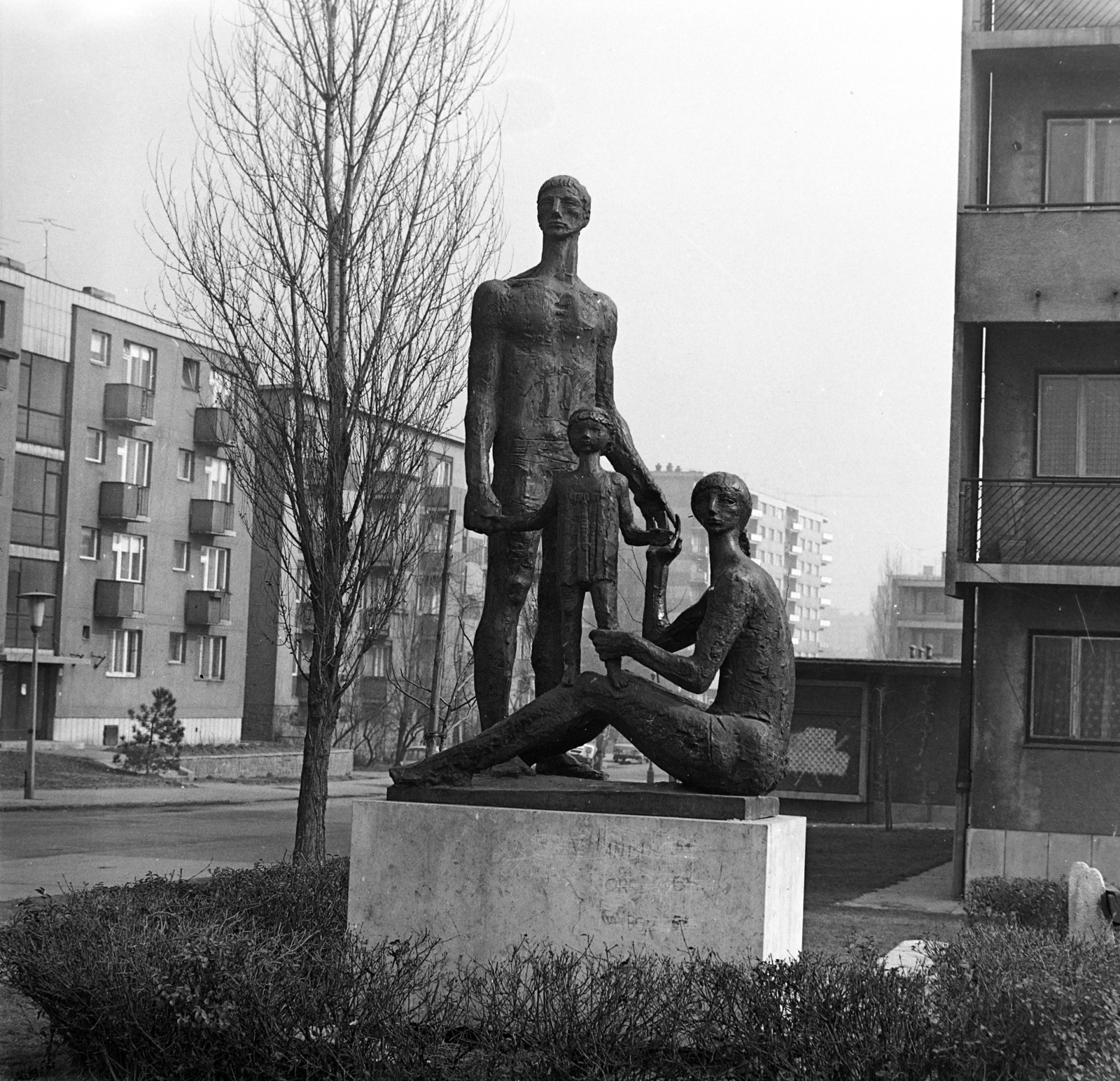 Magyarország, Óbuda, Budapest III., Gyenes utca - Bécsi út sarok, előtérben Somogyi József szobrászművész alkotása a Család (1963)., 1963, Péterffy István, Budapest, Fortepan #170820