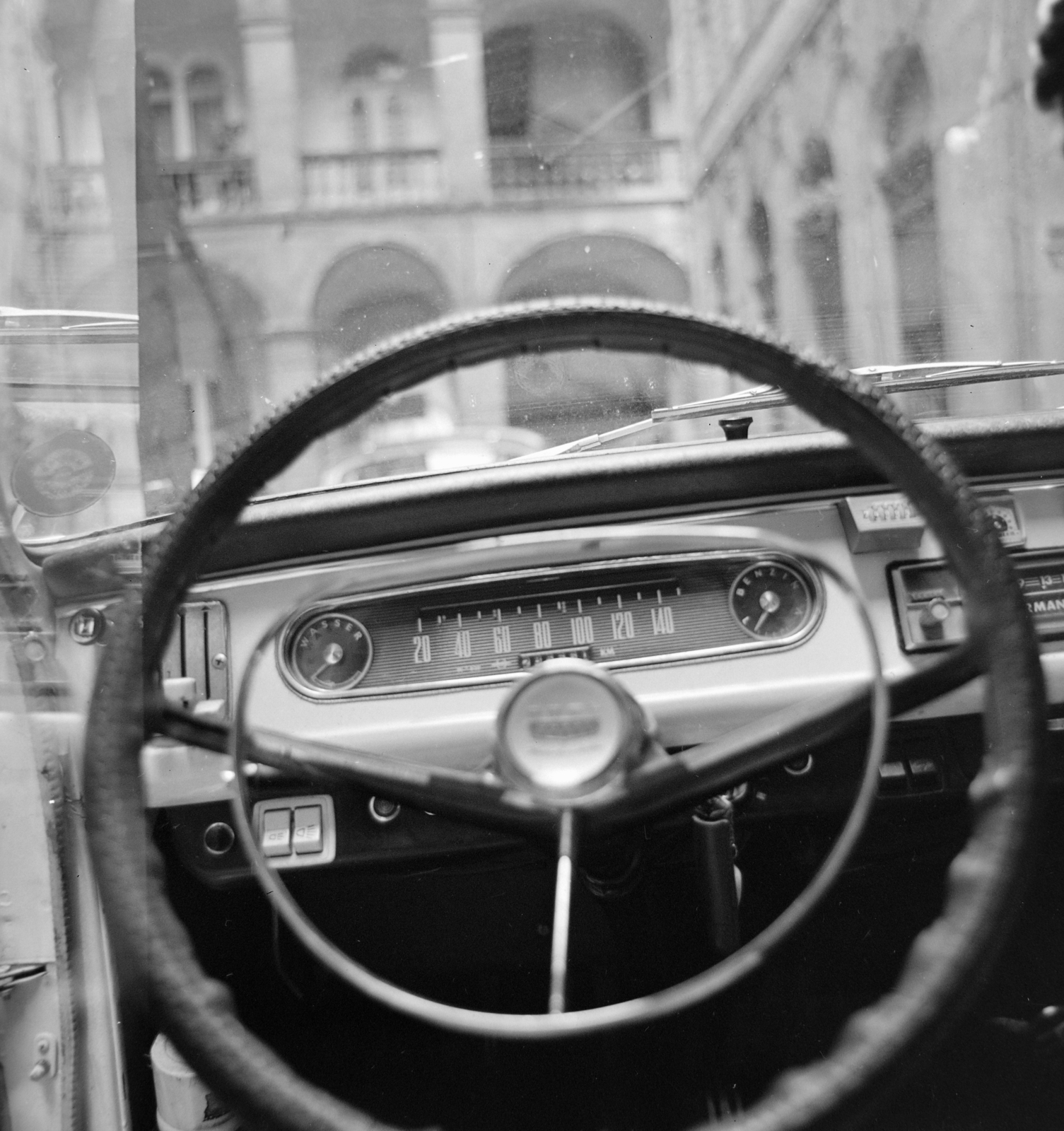 1976, Péterffy István, tenement house, automobile, steering wheel, inner courtyard, vehicle interior, dashboard, Fortepan #170838