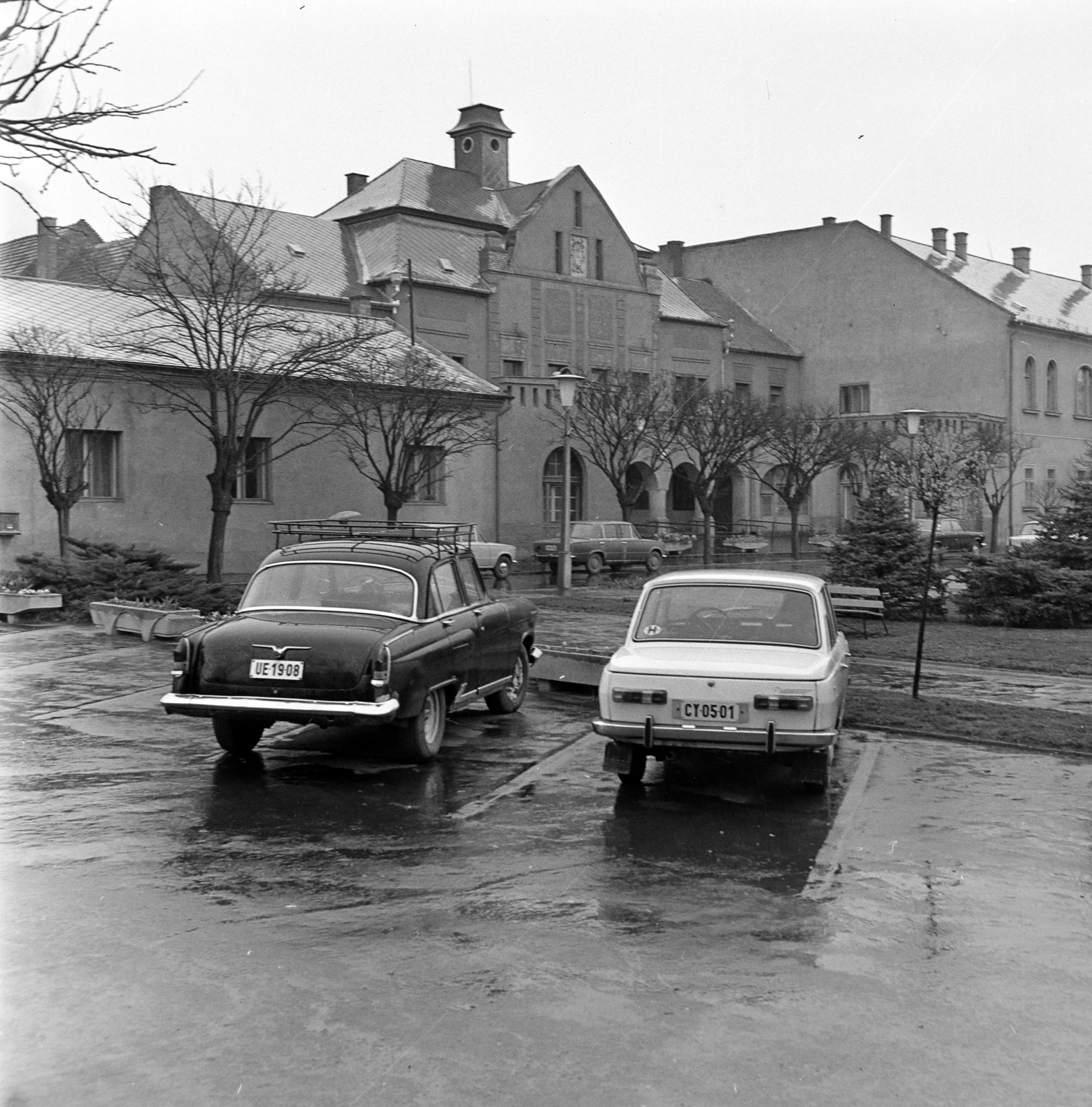 Hungary, Hatvan, Kossuth tér, szemben a Városháza., 1976, Péterffy István, main square, M21 Wolga, number plate, Fortepan #170853