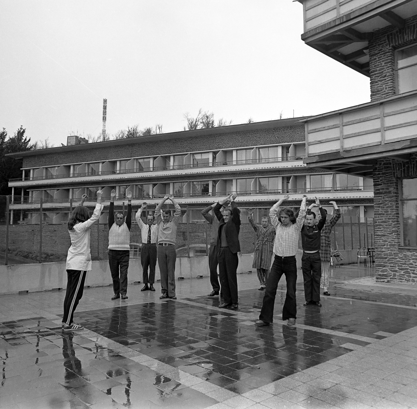 Hungary, Kékestető, Kékes Szálló (később Mátrai Gyógyintézet)., 1976, Péterffy István, exercise, plaid shirt, rain, Fortepan #170854