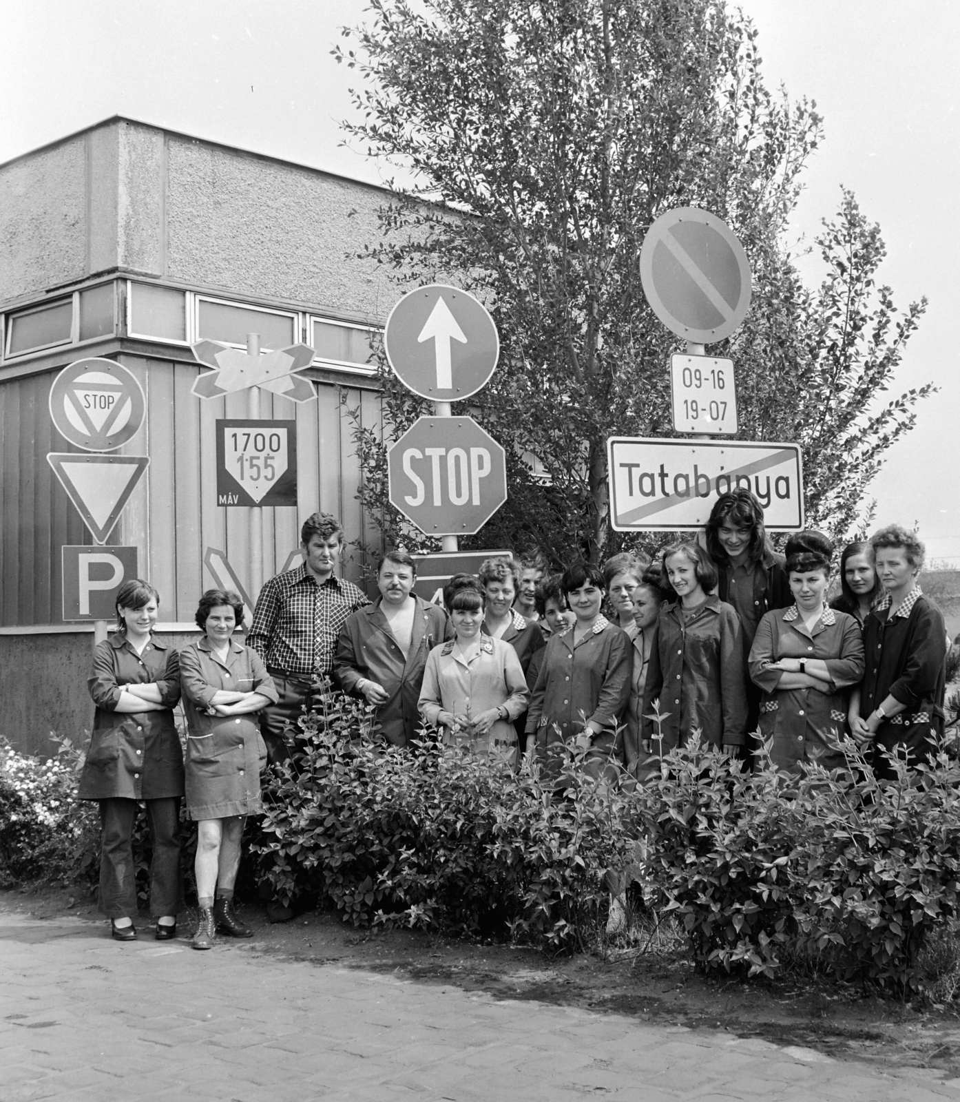 Hungary, Budapest IX., Ecseri út 8-12., Fővárosi Köztisztasági Hivatal Közúti Jelzőtáblagyártó üzem., 1975, Péterffy István, tableau, road sign, Budapest, socialist brigade, Best of, Fortepan #170856