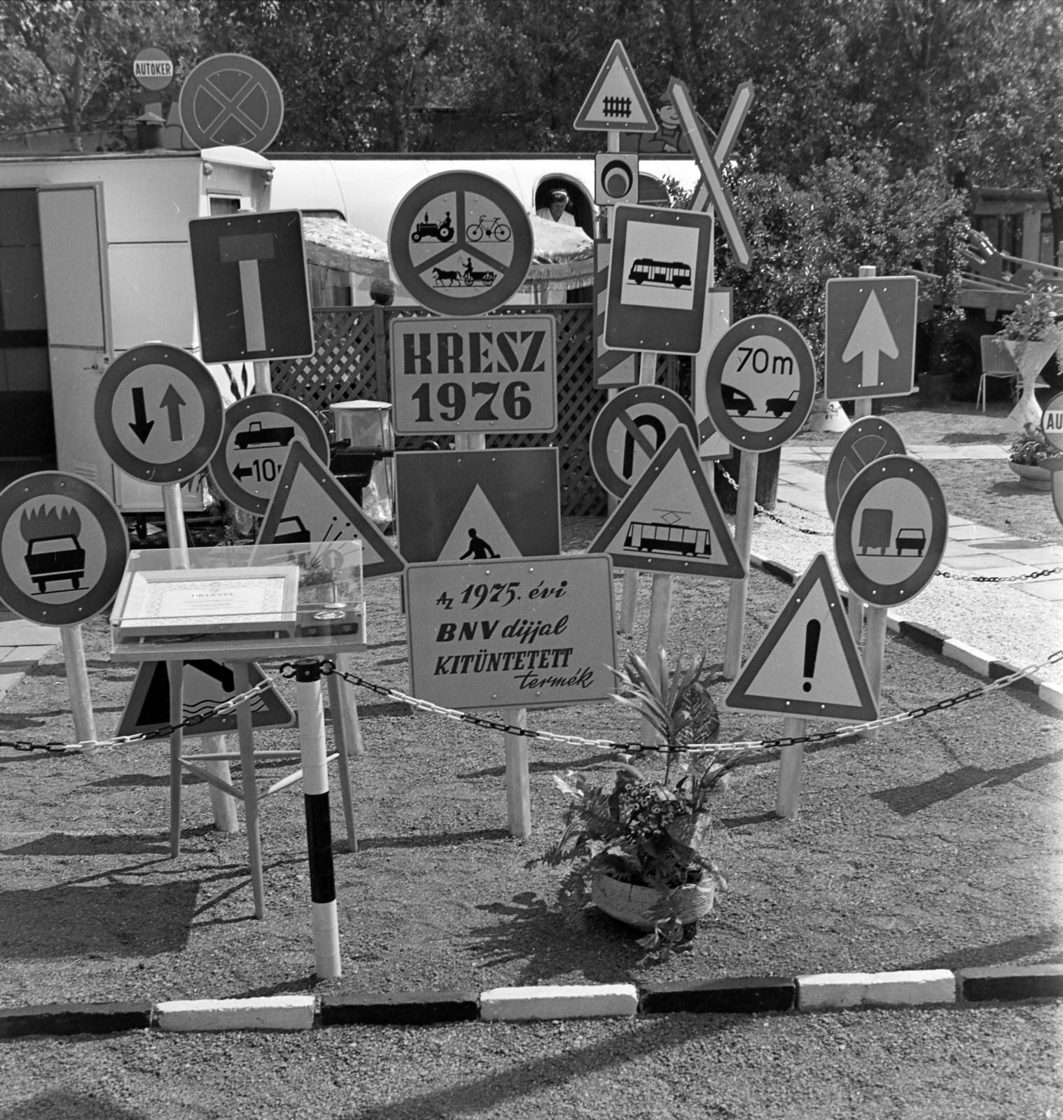 Hungary, Budapest X., Albertirsai (Dobi István) úti vásárterület. A Fővárosi Köztisztasági Hivatal Közúti Jelzőtáblagyártó üzemének BNV-díjas KRESZ-táblái., 1975, Péterffy István, Budapest, Fortepan #170857