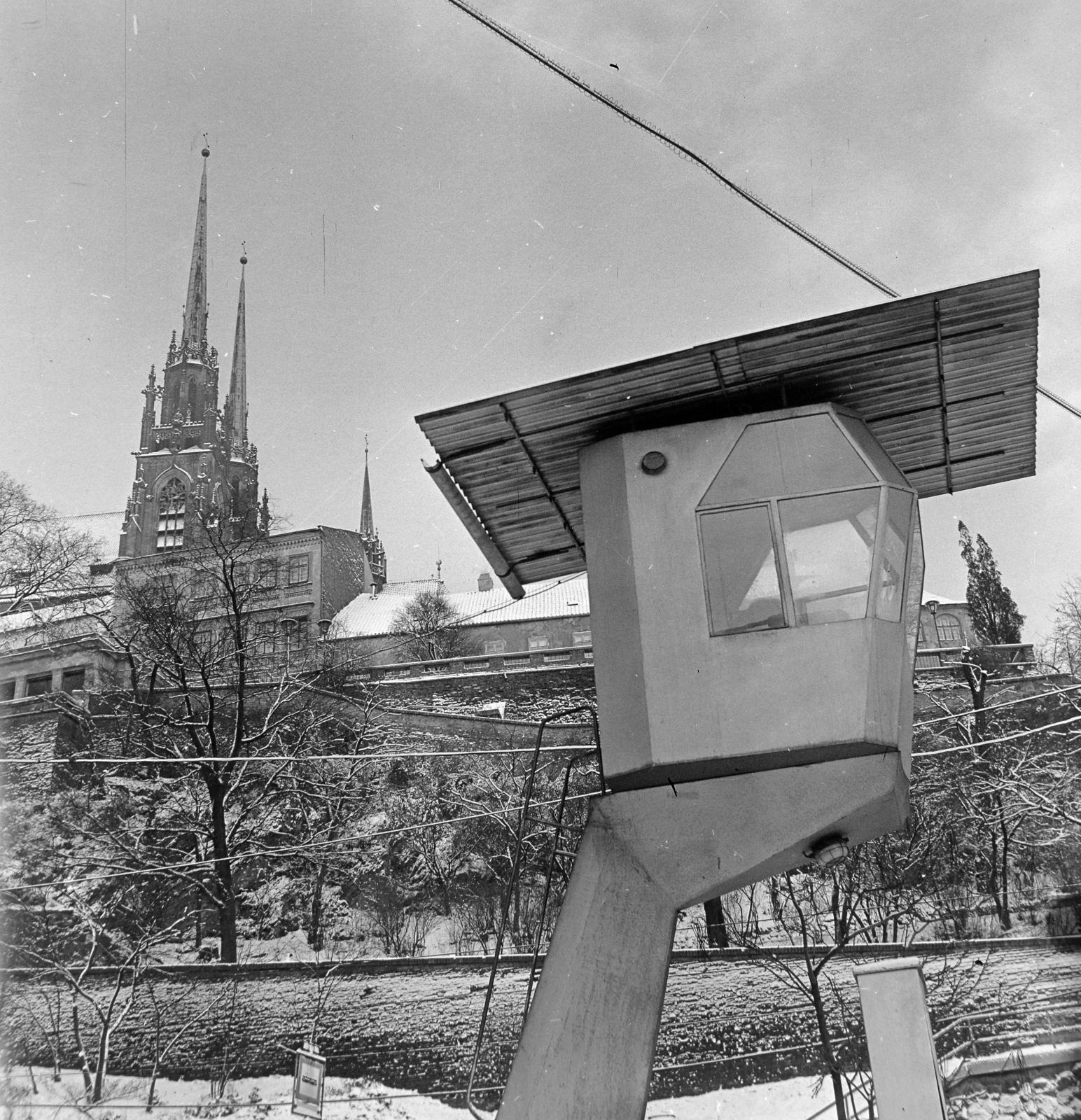 Csehország, Brno, a Szent Péter és Pál-székesegyház az ulice Nádražní felől nézve., 1977, Péterffy István, Csehszlovákia, templom, rendőrkalitka, Fortepan #170867