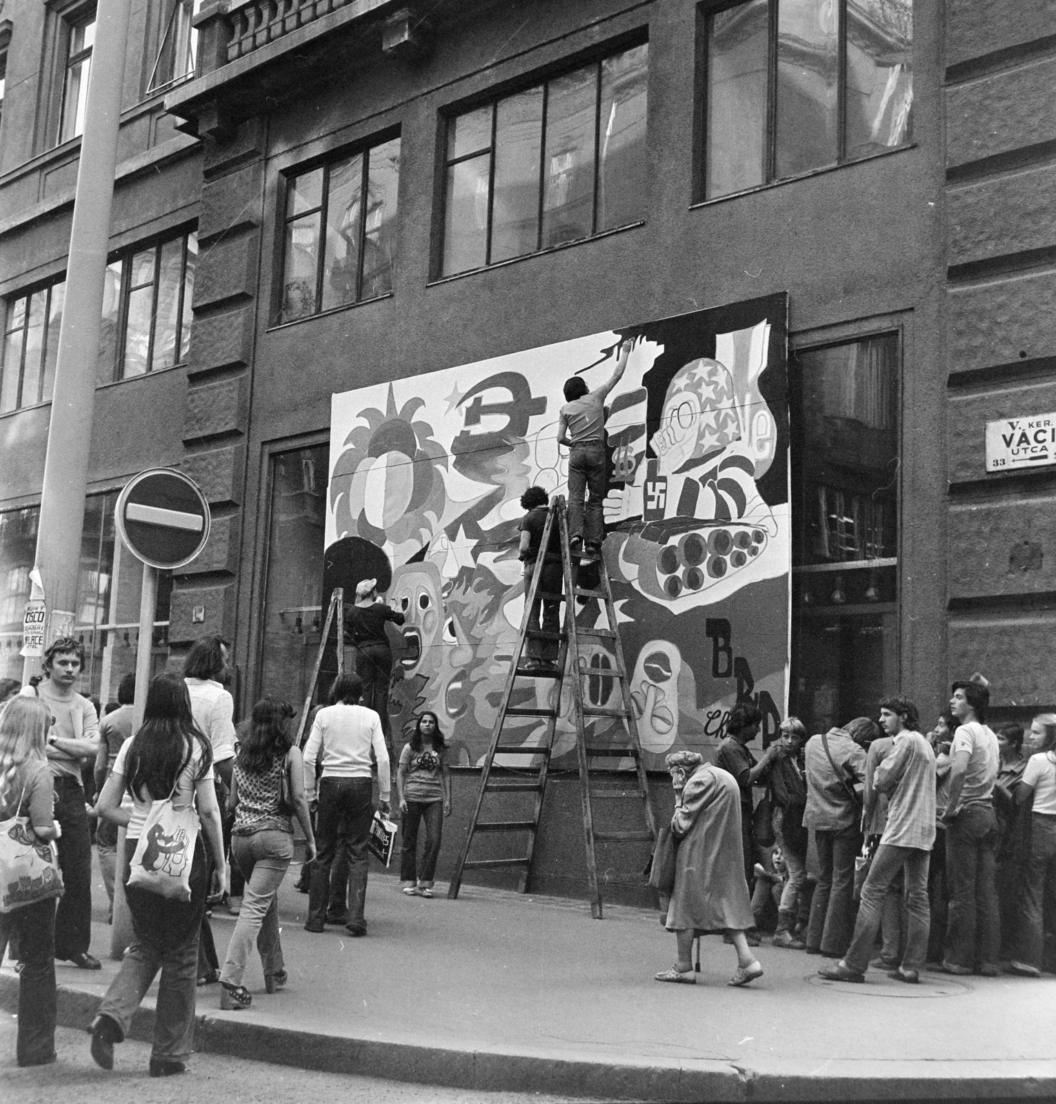 Hungary, Budapest V., Váci utca a Piarista (Pesti Barnabás) utca saroknál. A VIT-utca rendezvénysorozat egyik helyszíne., 1978, Péterffy István, Budapest, ladder, poster, hippie, painting, sign painter, swastica, Fortepan #170877