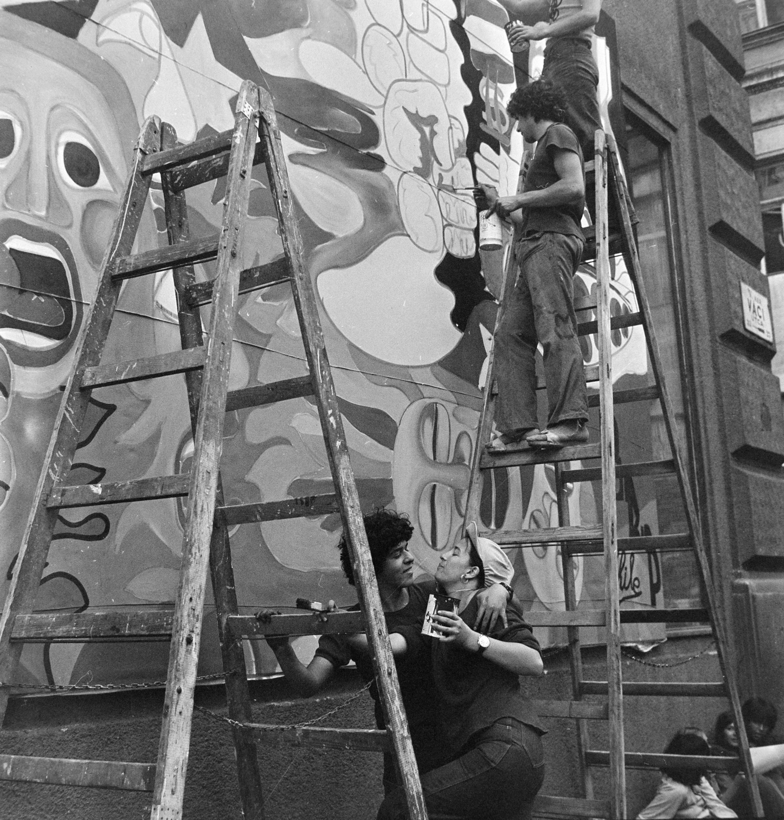 Hungary, Budapest V., Váci utca a Piarista (Pesti Barnabás) utca saroknál. A VIT-utca rendezvénysorozat egyik helyszíne., 1978, Péterffy István, Budapest, ladder, poster, hippie, painting, sign painter, Fortepan #170878