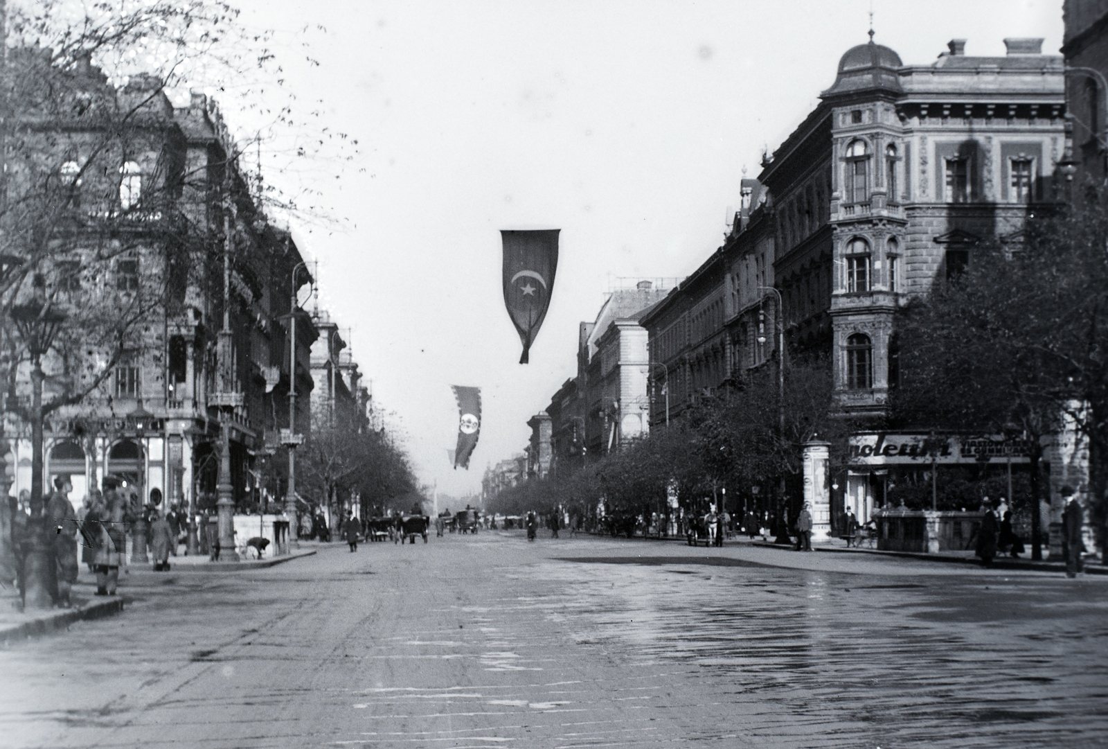 Magyarország, Budapest VI., az Andrássy út a Magyar Állami Operaháztól a Városliget felé nézve. A kép jobb szélén a Drechsler-palota., 1921, Fortepan, Budapest, Fortepan #170909