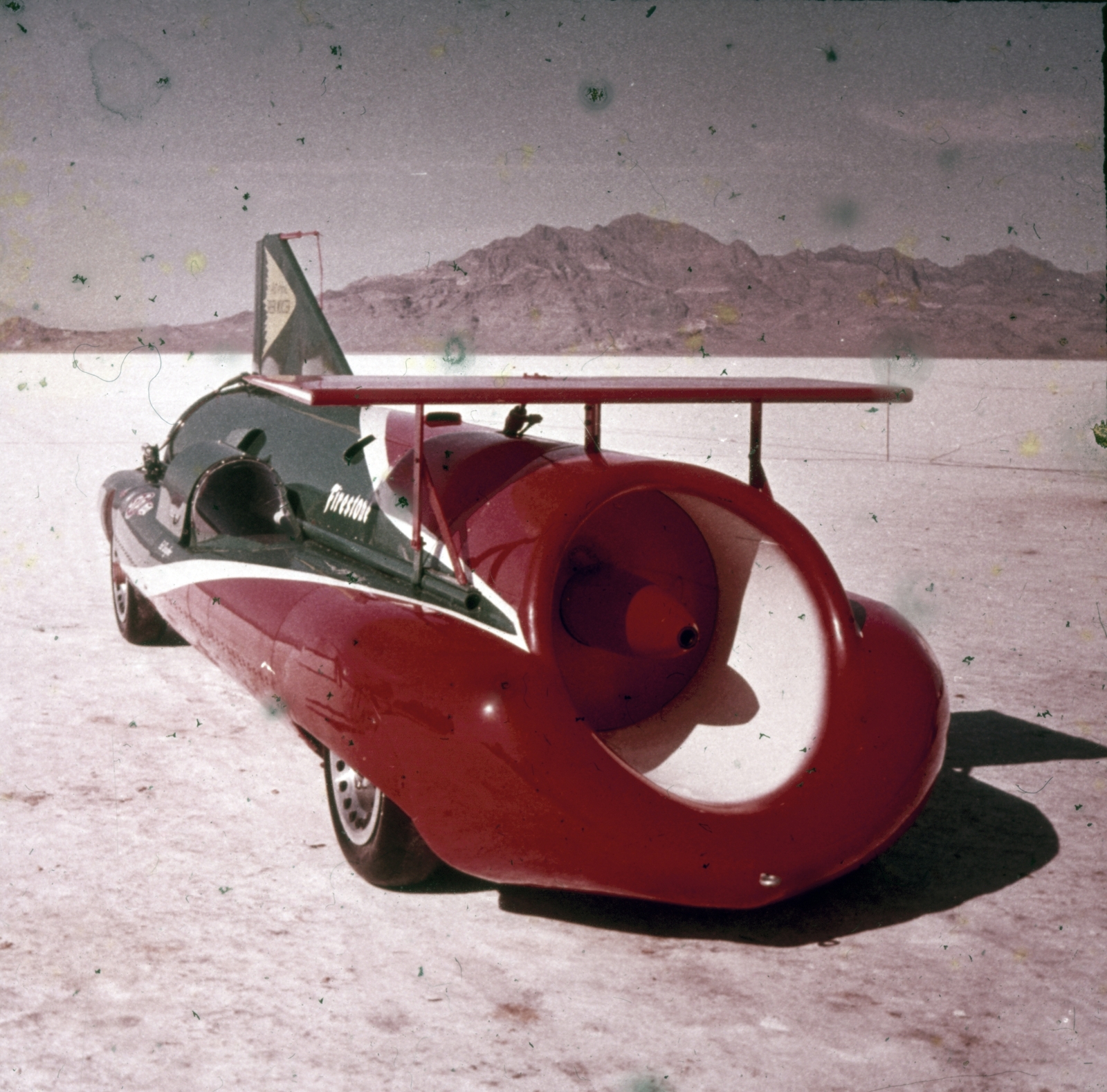 Amerikai Egyesült Államok, Utah állam, a Bonneville-tó kiszáradt medre (Bonneville Salt Flats). Ennek Wendoverhez közel eső részén alakíították ki a sebességi rekordkísérletekre alkalmas Bonneville-versenypályát (Bonneville Speedway). A képen Arthur Eugene "Art" Arfons amerikai autóversenyző The Green Monster nevű autója, mellyel 1964-ben és 1965-ben sebességi rekordokat döntött meg., 1968, Sárosi Imre, színes, rakéta, prototípus, Fortepan #170917