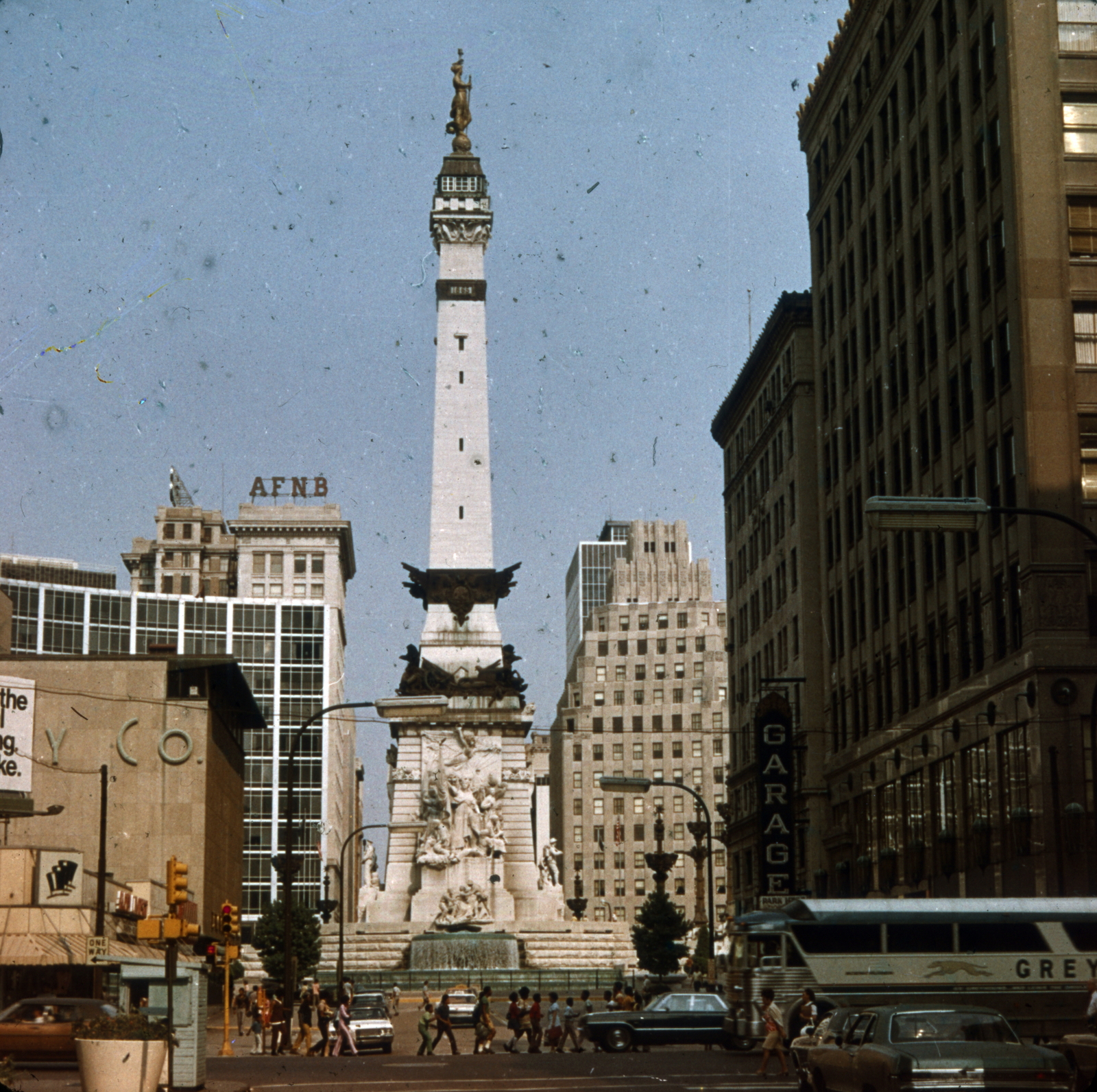 USA, Indianapolis, Monument Circle, a Nort Illinois Street felől nézve. Háborús emlékmű (Soldiers' and Sailors' Monument)., 1968, Sárosi Imre, colorful, Fortepan #170918