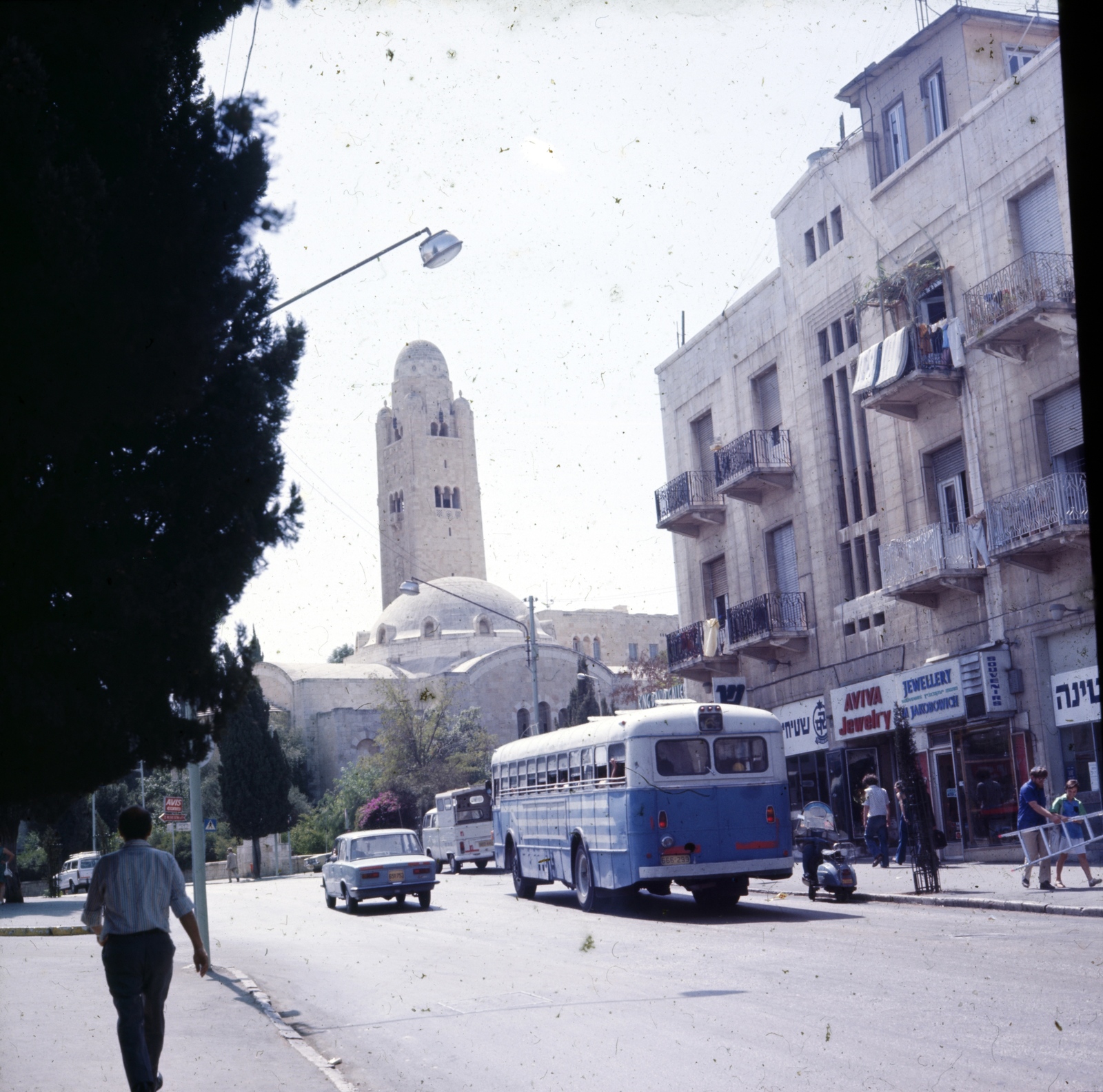 Israel, Jerusalem, King David utca az Abraham Lincoln utca felé nézve, szemben a YMCA (Young Men's Christian Association) épületkomplexuma., 1975, Sárosi Imre, hanging clothes, ladder, Hebrew script, mosque, bus, colorful, street view, Fortepan #170928