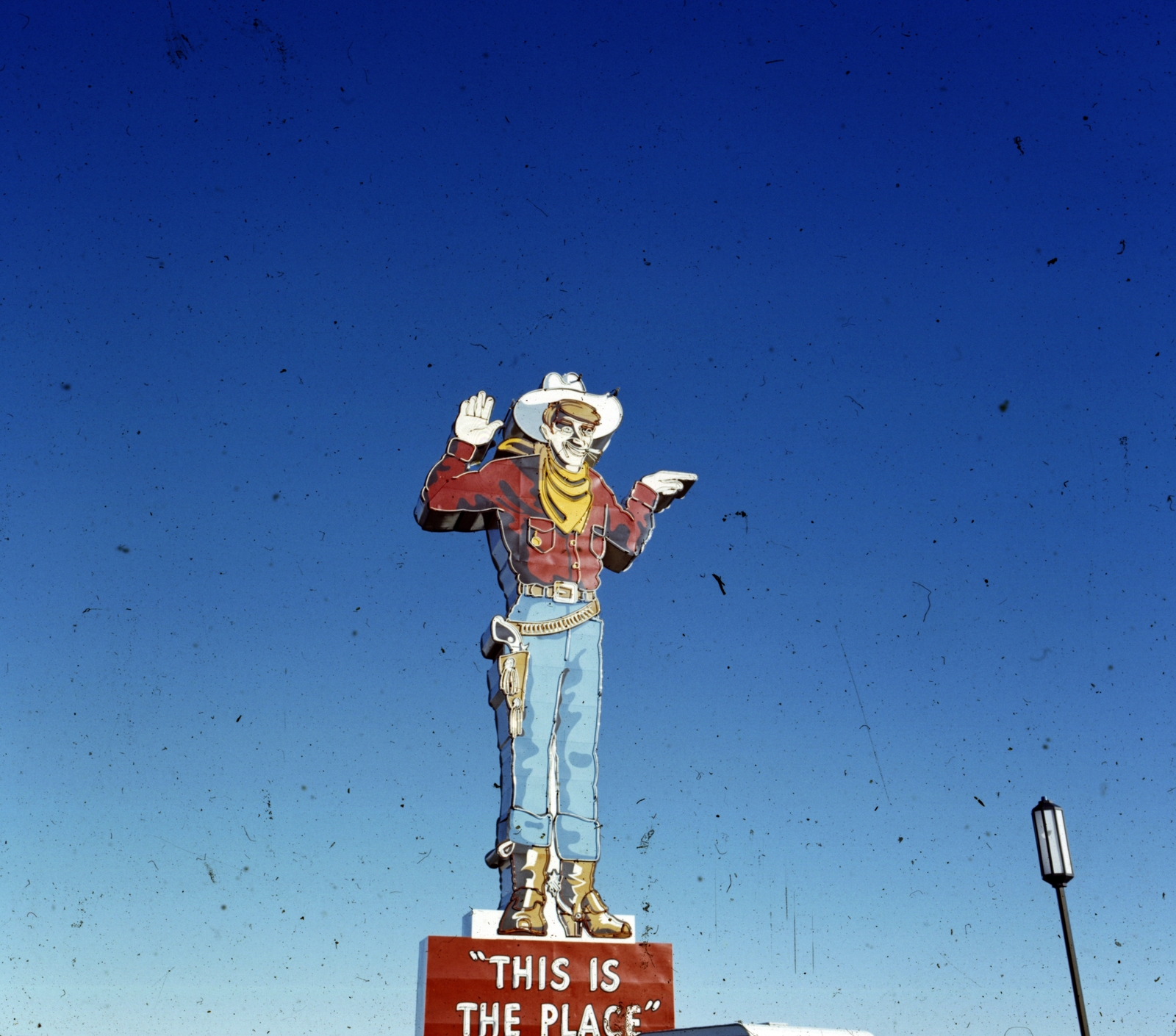 USA, West Wendover, Wendover Will, a 19 m magas neon cowboy szobor (Pat Denner, 1952), a Stateline Hotel és Casino előtt., 1975, Sárosi Imre, colorful, Fortepan #170931