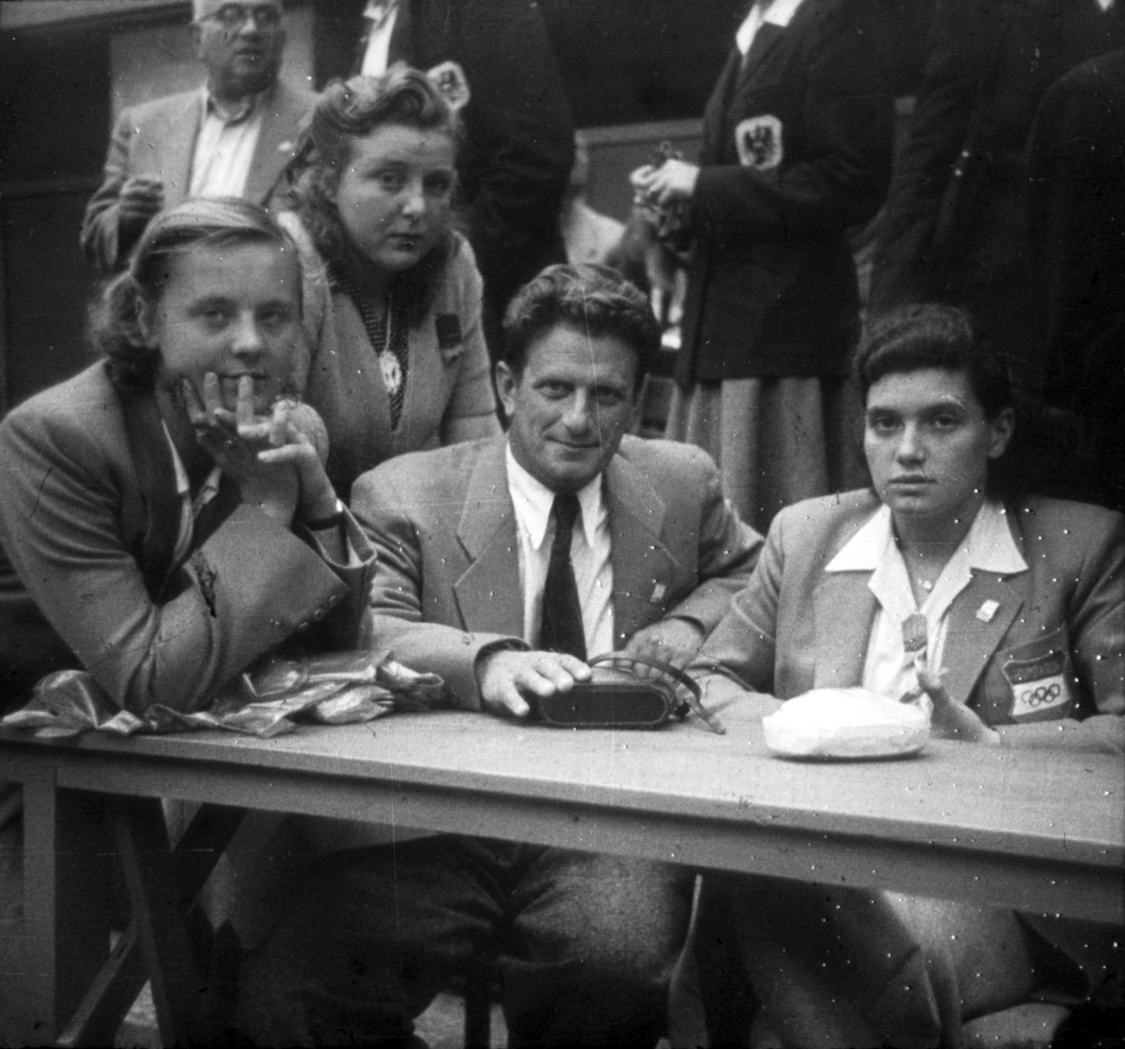 United Kingdom, London, XIV. nyári olimpiai játékok, középen Sárosi Imre mesteredző, balról Temes Judit, Nádor Zsuzsa, Székely Éva úszónők., 1948, Sárosi Imre, women, sportsperson, Fortepan #170933