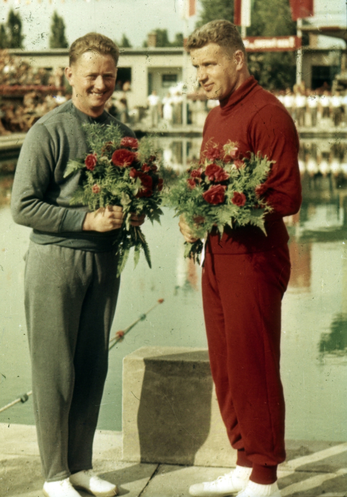 Slovakia, Bratislava, ulica Odbojárov, Tehelné pole uszoda (Kúpalisko Tehelné Pole)., 1954, Sárosi Imre, colorful, sweater, man, sportsperson, bouquet, Fortepan #170947
