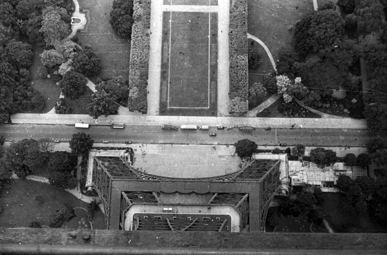 France, Paris, az Avenue Gustave Eiffel az Eiffel-toronyból nézve., 1947, Sárosi Imre, Eiffel tower-portrayal, bird's eye view, Fortepan #170964