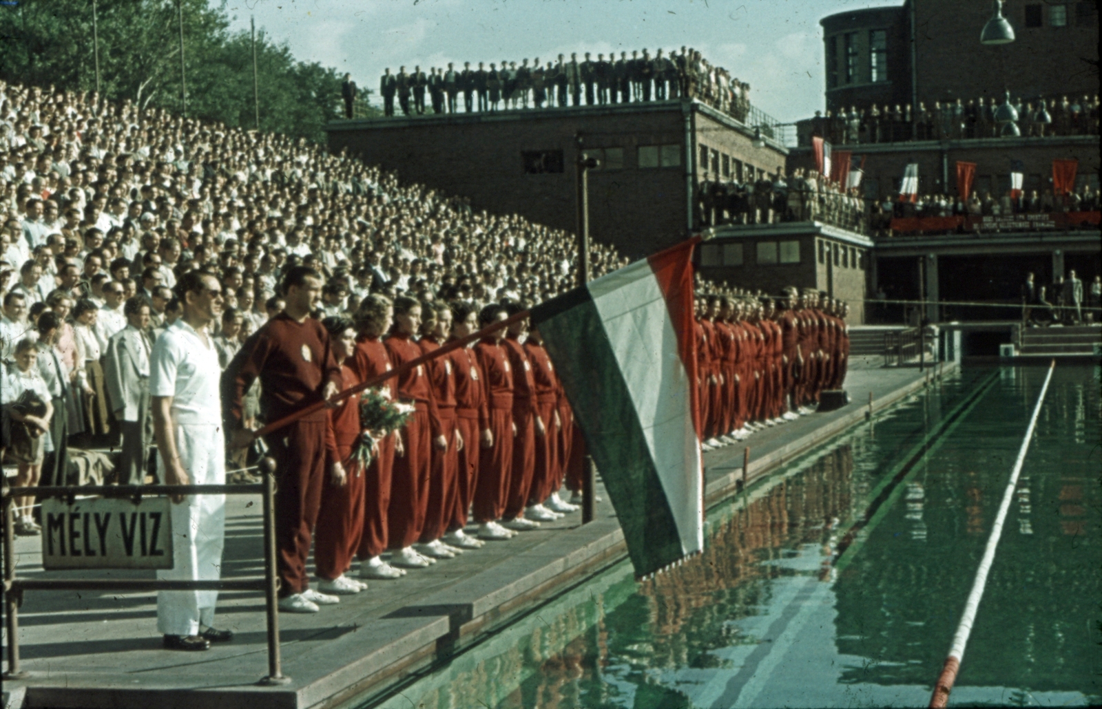 Hungary, Margit Islands, Budapest, Hajós Alfréd Nemzeti Sportuszoda. XII. Főiskolai Világbajnokság, a magyar csapatban virágcsokorral a kezében Székely Éva olimpiai bajnok., 1954, Sárosi Imre, colorful, auditorium, swimming pool, world championship, team, national emblem, Fortepan #170984