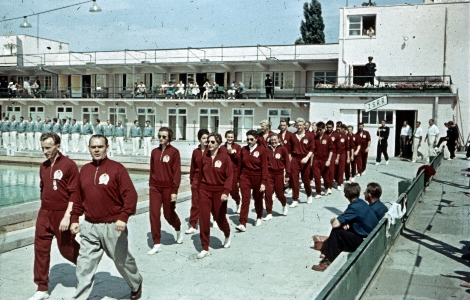 Poland, Warsaw, ulica Łazienkowska, a Legia uszoda (Basen Legii), az V. VIT (Világifjúsági Találkozó) úszóversenyeinek és vizilabdamérkőzéseinek helyszíne. Elől jobbra Taródi Zoltán az országos társadalmi úszószövetség elnöke., 1955, Sárosi Imre, colorful, sportsperson, sweater, Fortepan #170988