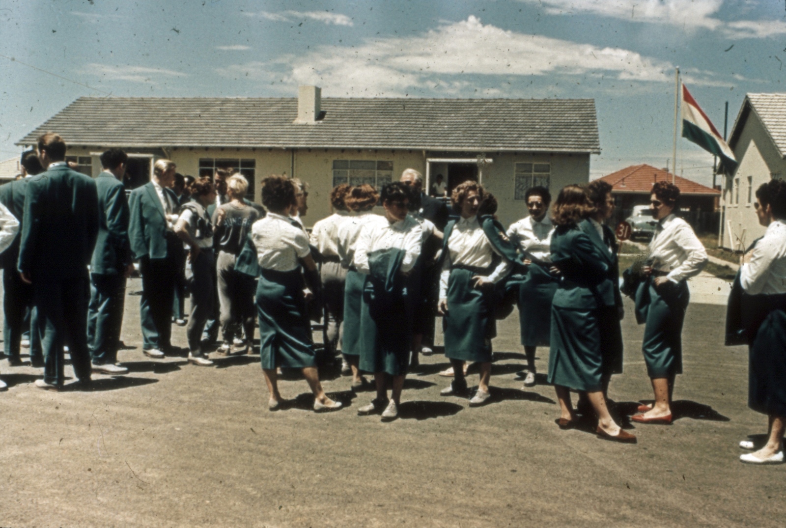 Ausztrália, Victoria állam, Melbourne, XVI. nyári olimpiai játékok. A magyar csapat néhány tagja a Heidelberg városrészben lévő olimpiai faluban., 1956, Sárosi Imre, színes, várakozás, nemzeti jelkép, egyenruha, sportoló, Fortepan #171016