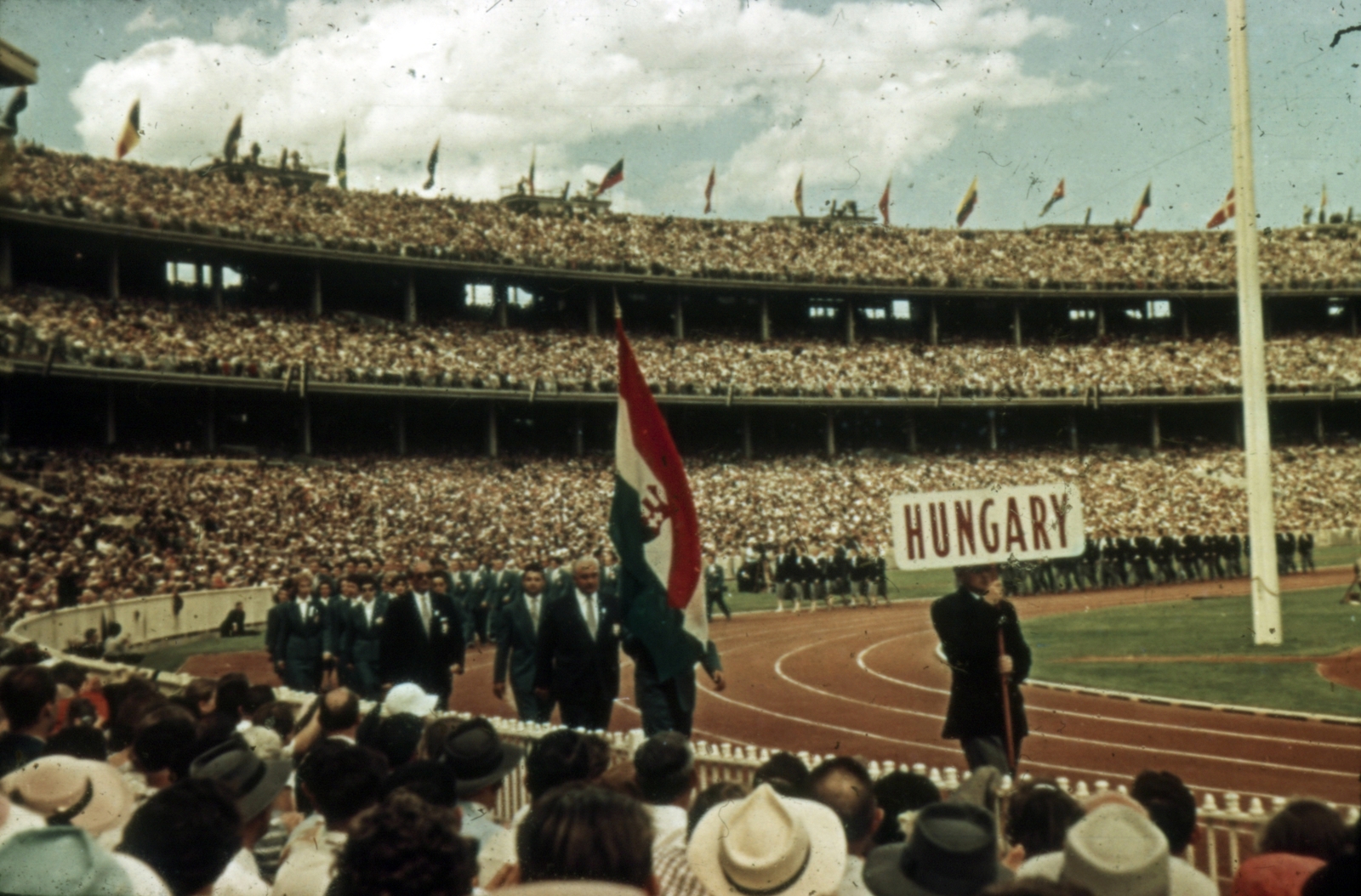 Australia, Melbourne, Cricket Ground, stadion, a XVI. nyári olimpiai játékok megnyitóünnepsége., 1956, Sárosi Imre, colorful, auditorium, march, national emblem, Fortepan #171030