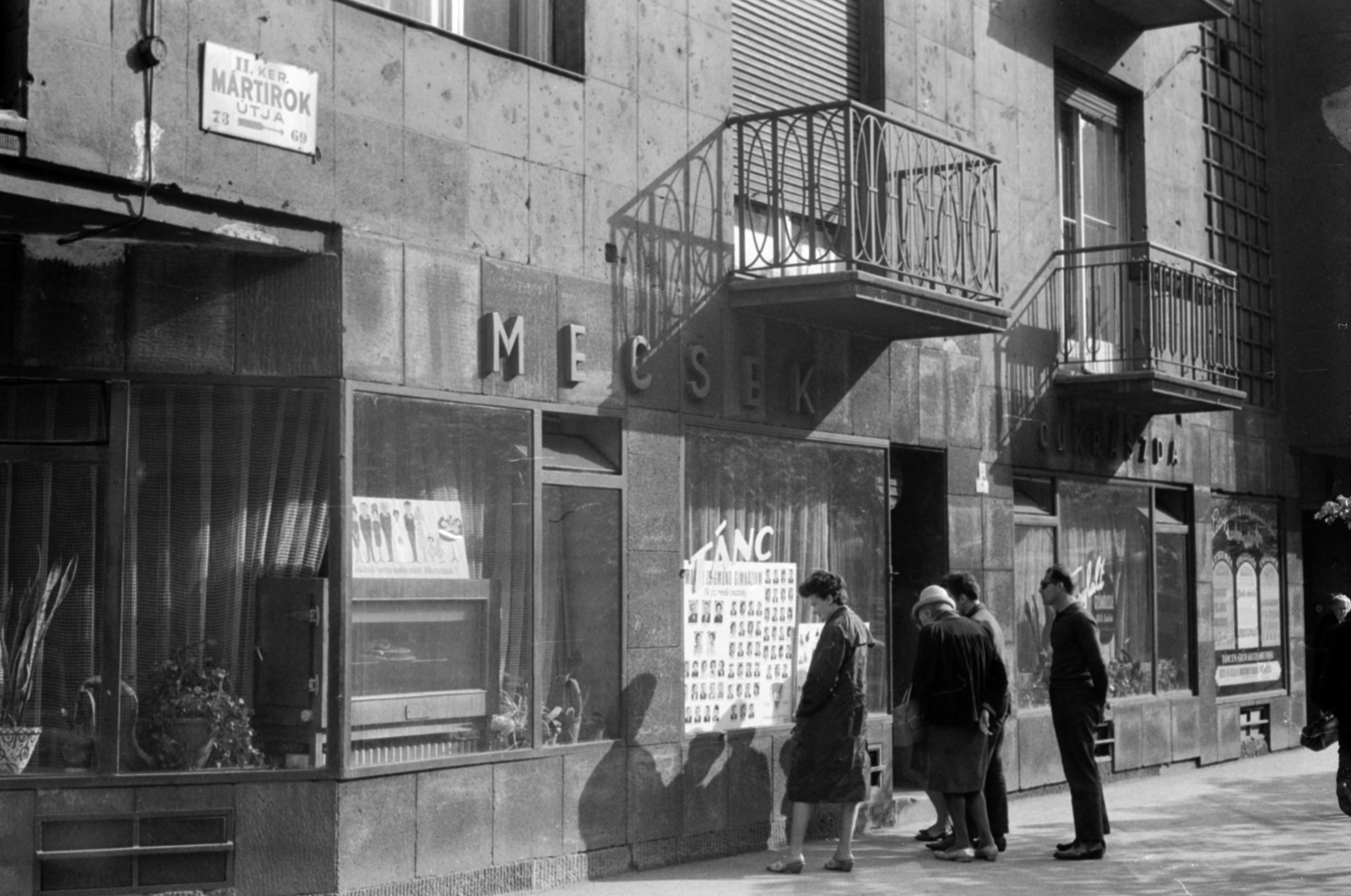 Magyarország, Budapest II., Margit körút (Mártírok útja) 73., Mecsek cukrászda., 1965, Sattler Katalin, Budapest, tablókép, erkély, bámészkodás, cukrászda, Fortepan #171035