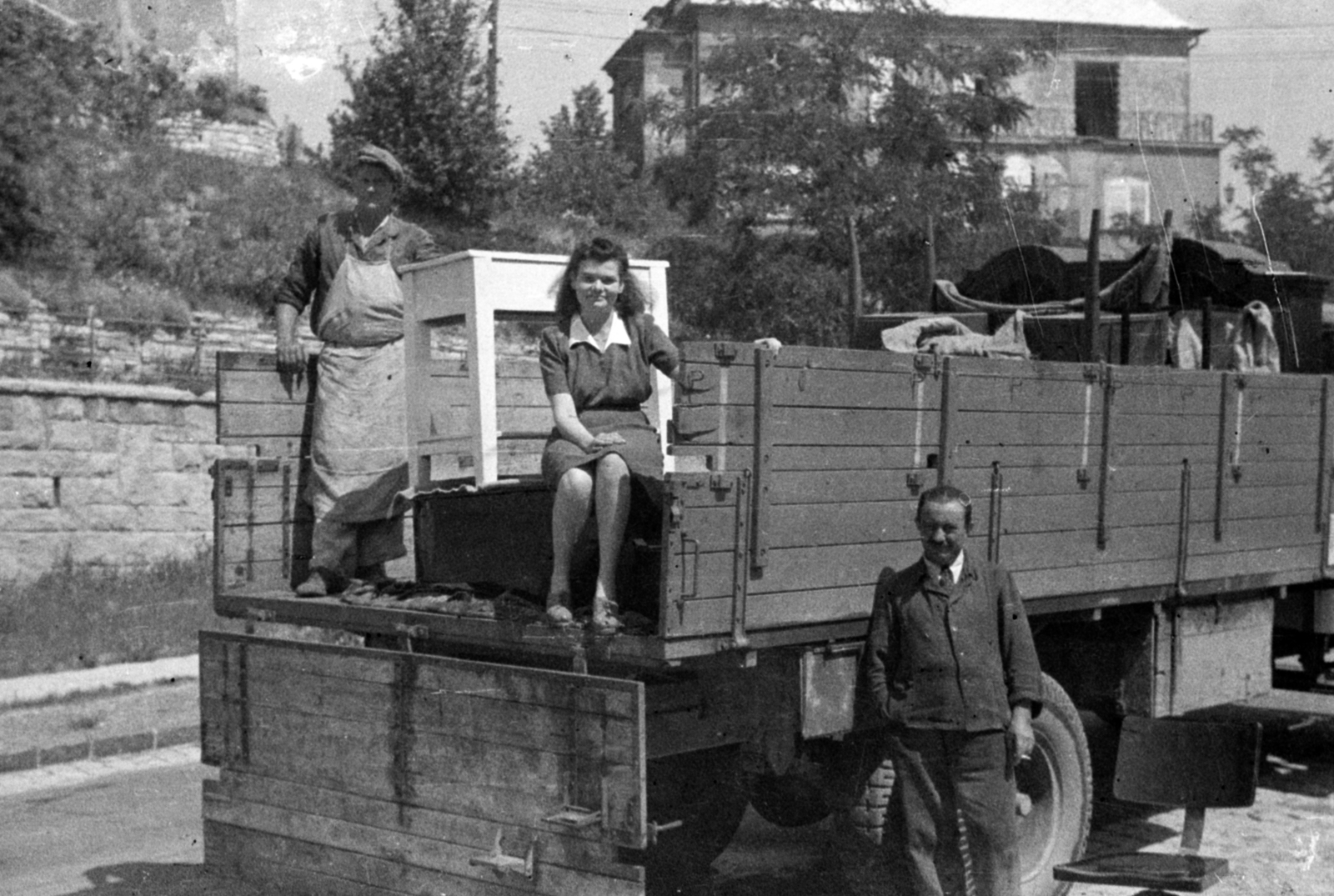 Hungary, Budapest II., Alsó Törökvész út, a Bimbó út 63. számú sarokház közelében., 1943, Sattler Katalin, commercial vehicle, furniture, transportation, u-haul, Budapest, moving, Fortepan #171037