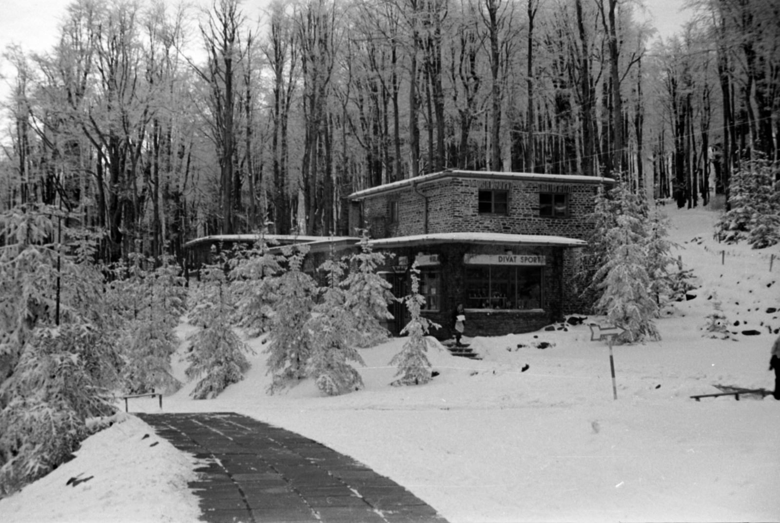 Hungary, Kékestető, Sport-, Divat és Hírlap üzlet az Állami Gyógyintézet (később Mátrai Gyógyintézet) területén., 1941, Sattler Katalin, Fortepan #171048