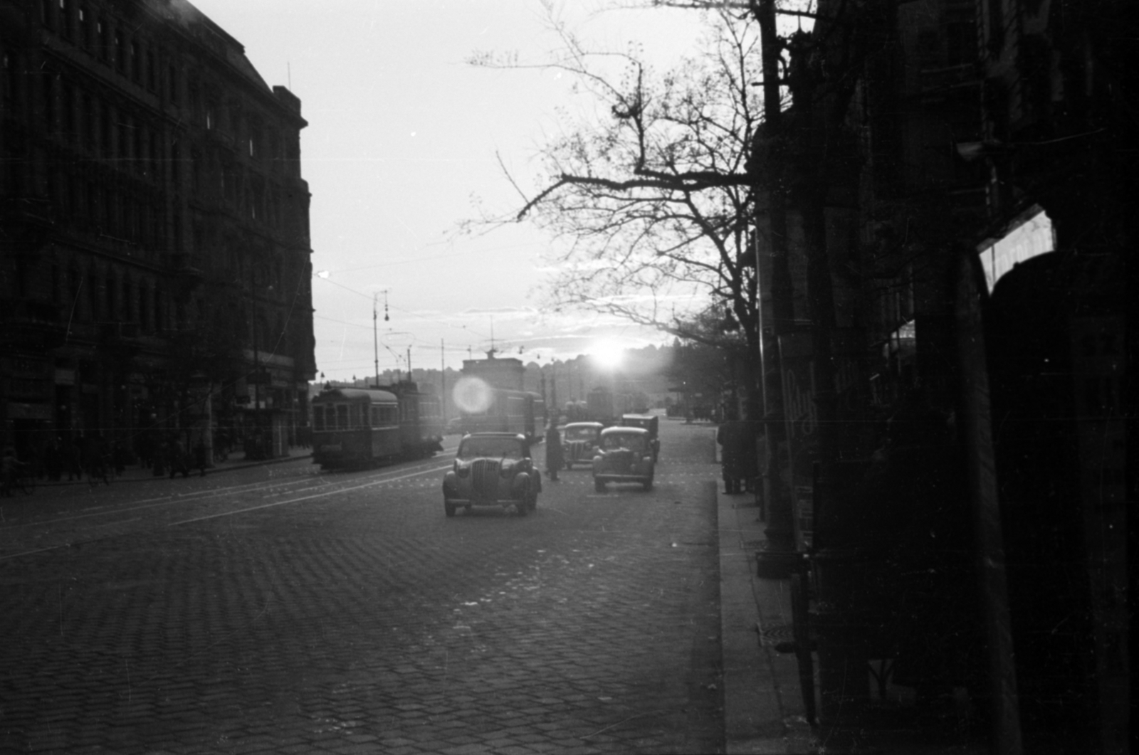 Magyarország, Budapest V.,Budapest XIII., Szent István körút a Jászai Mari térnél, háttérben a Margit híd és a Rózsadomb., 1941, Sattler Katalin, automobil, Budapest, villamos, Fortepan #171054