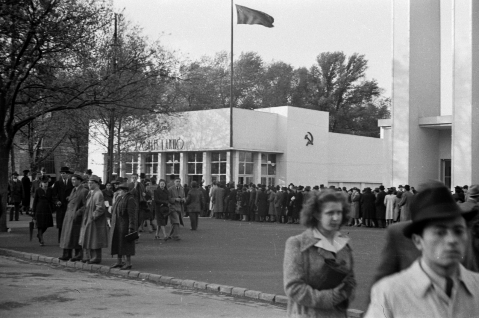 Hungary, Budapest XIV., balra a Szovjetunió, jobbra Németország pavilonja., 1941, Sattler Katalin, Budapest, hammer and sickle, Fortepan #171055