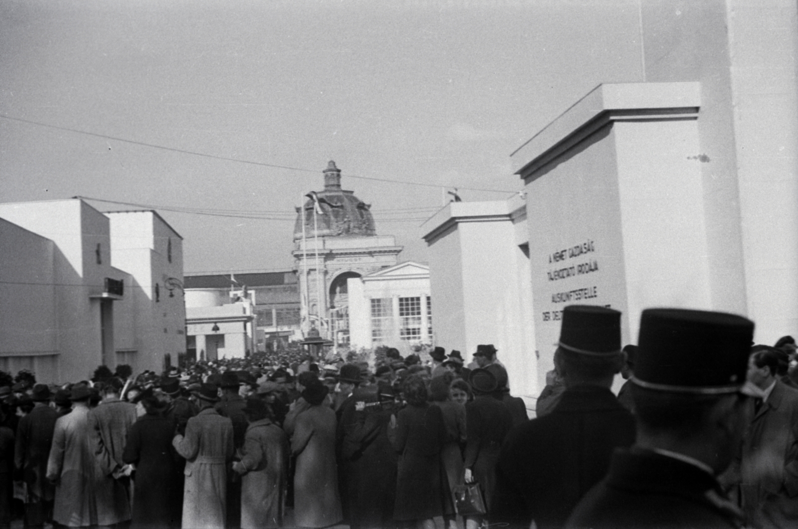 Hungary, Budapest XIV., háttérben az Iparcsarnok., 1941, Sattler Katalin, Budapest, Fortepan #171056